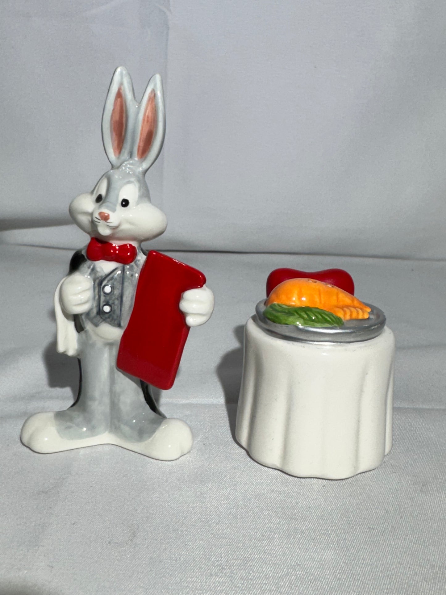 Bugs Bunny and dining table w/carrots - Salt and pepper- Warner Brothers- Looney Tunes