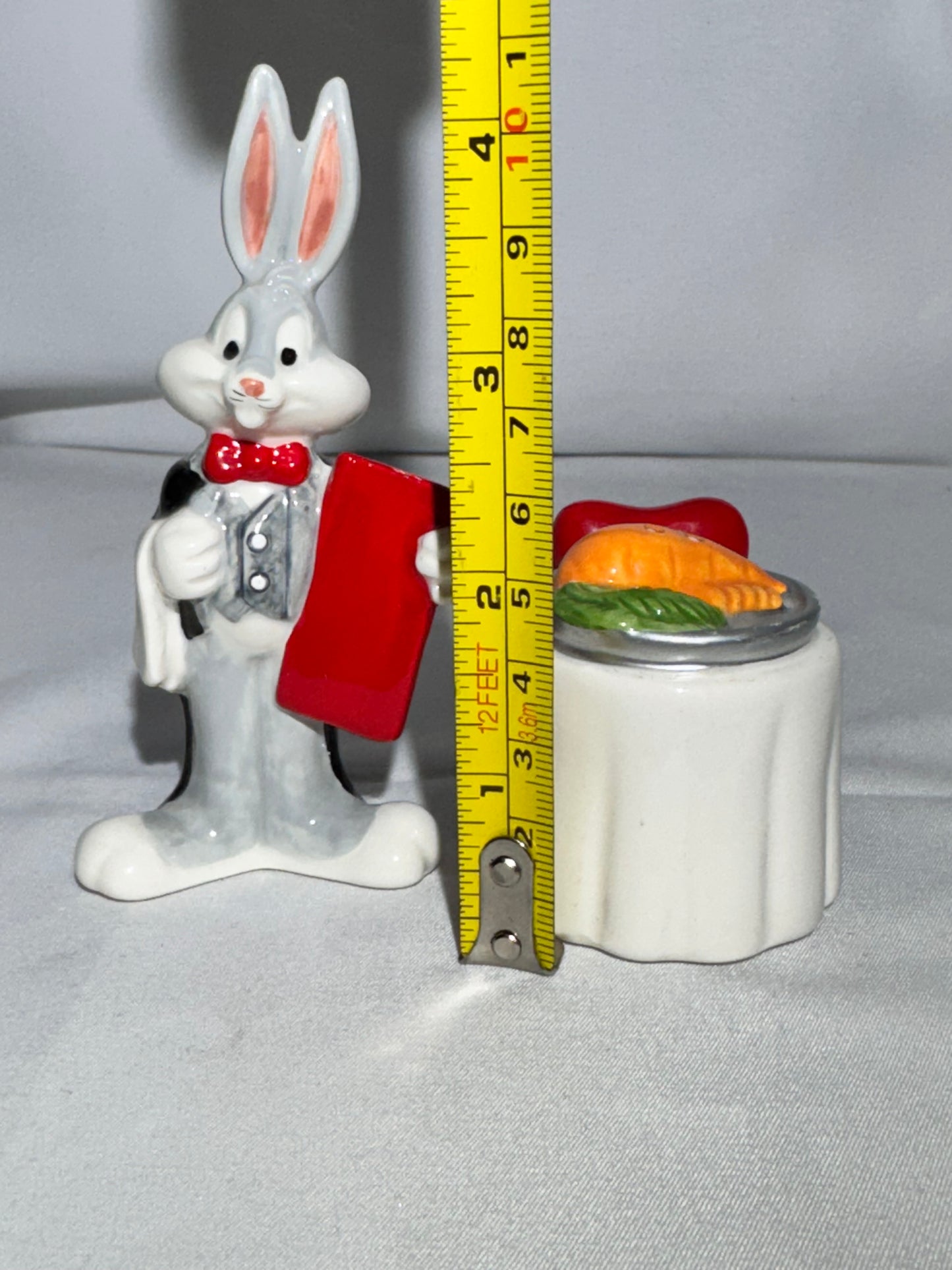 Bugs Bunny and dining table w/carrots - Salt and pepper- Warner Brothers- Looney Tunes