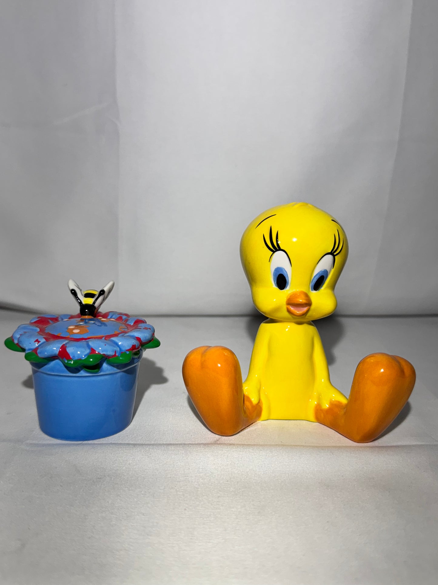 Tweety Bird - Salt and pepper- The Birds & The Bees - Looney Tunes- Warner Brothers