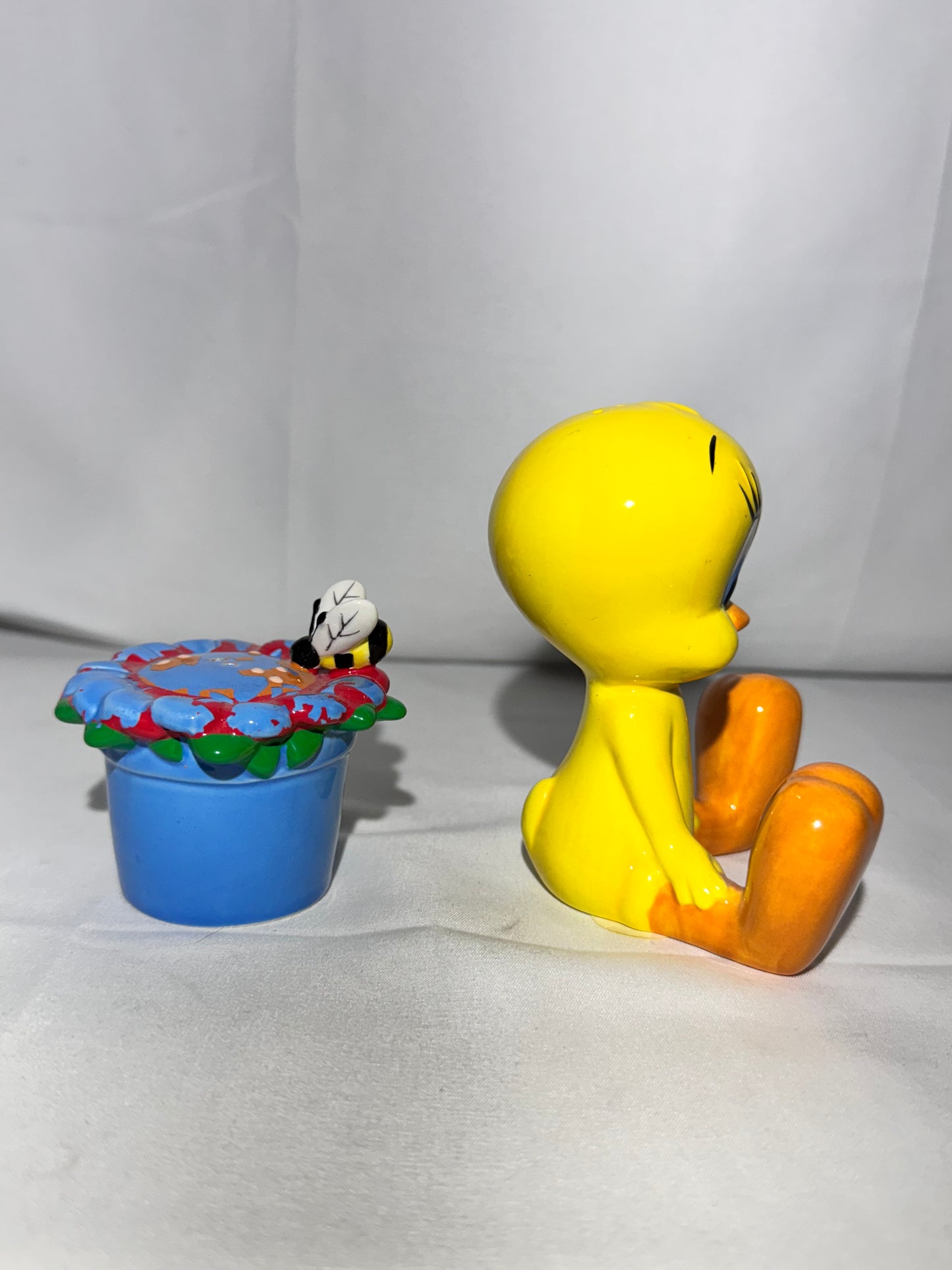 Tweety Bird - Salt and pepper- The Birds & The Bees - Looney Tunes- Warner Brothers