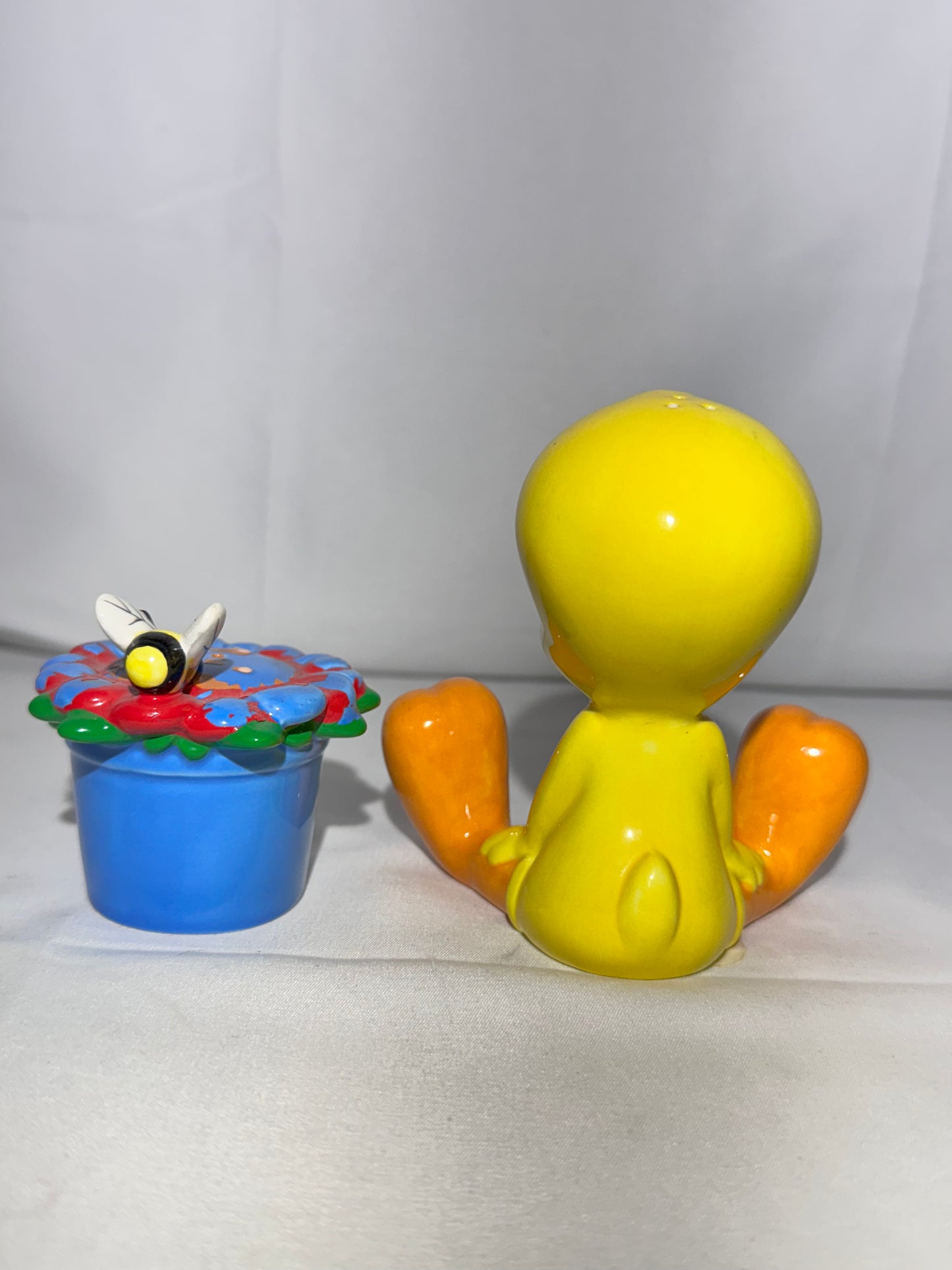 Tweety Bird - Salt and pepper- The Birds & The Bees - Looney Tunes- Warner Brothers