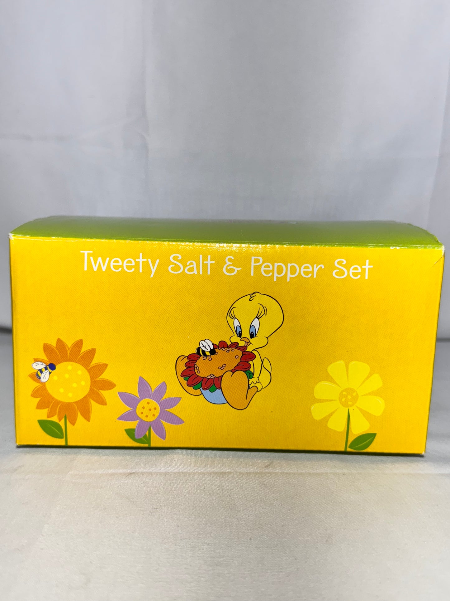 Tweety Bird - Salt and pepper- The Birds & The Bees - Looney Tunes- Warner Brothers