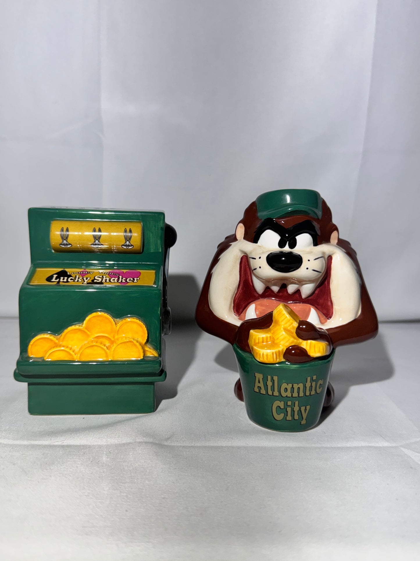 Taz and Slot Machine- salt & pepper- Atlantic City -Looney Tunes-Warner Brothers