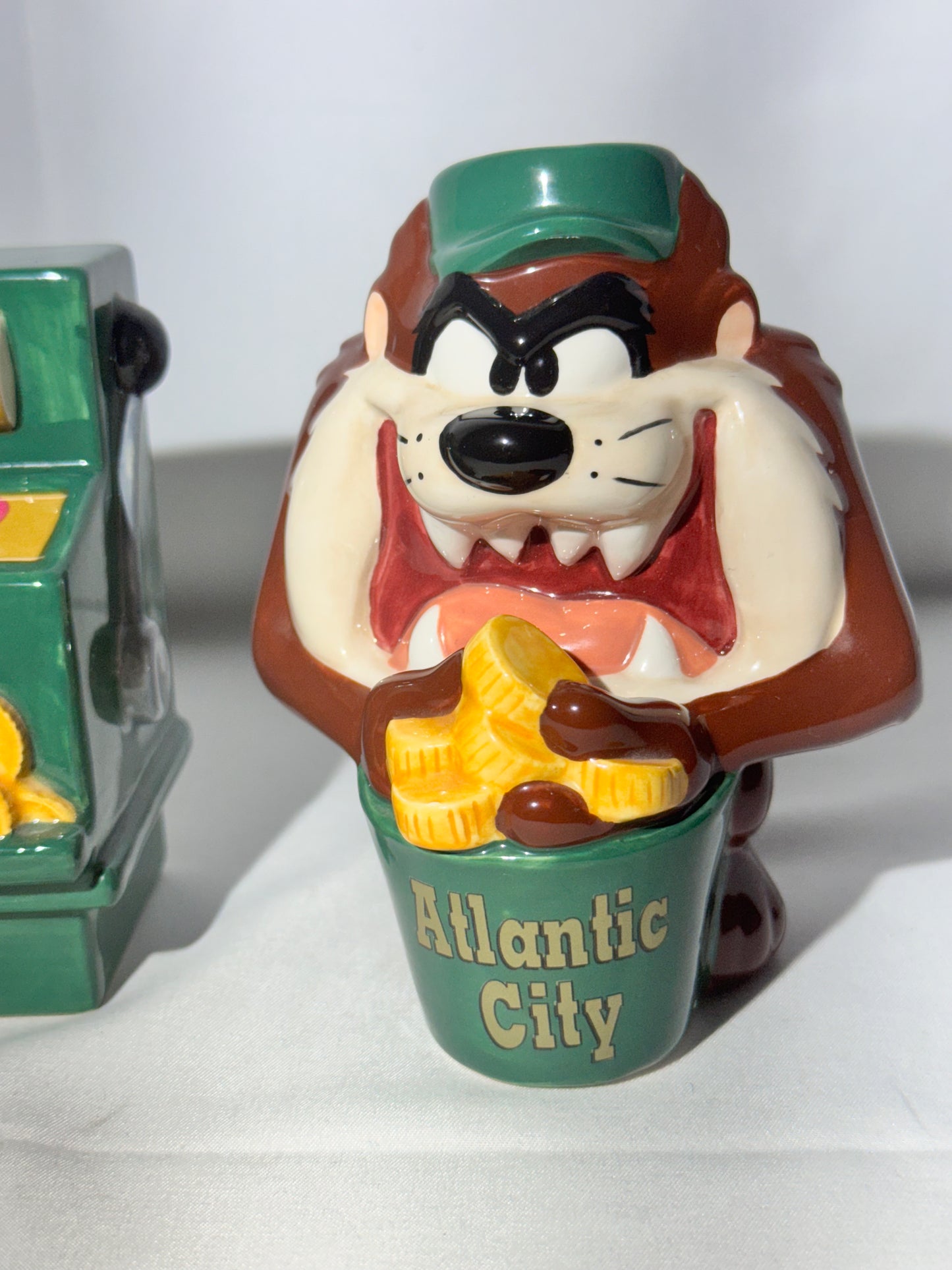 Taz and Slot Machine- salt & pepper- Atlantic City -Looney Tunes-Warner Brothers