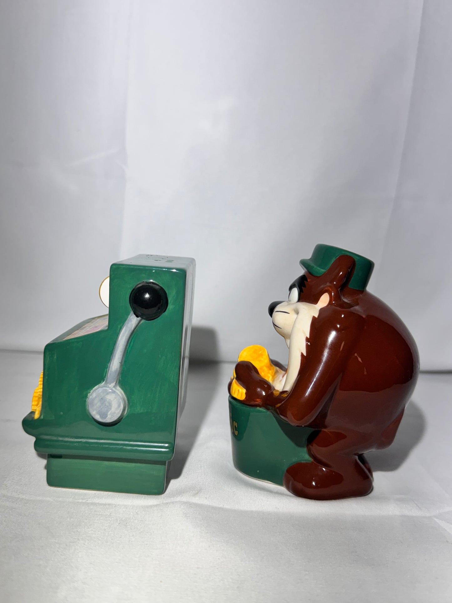 Taz and Slot Machine- salt & pepper- Atlantic City -Looney Tunes-Warner Brothers