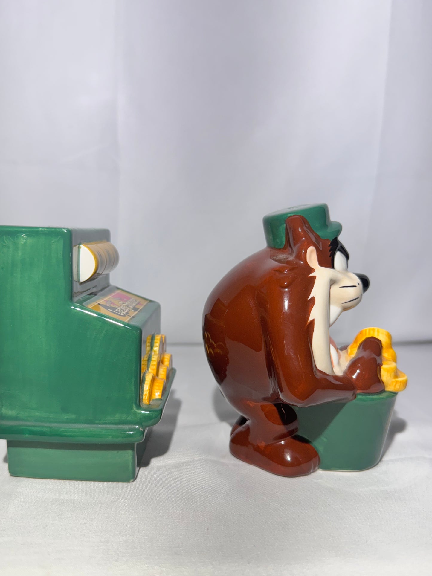 Taz and Slot Machine- salt & pepper- Atlantic City -Looney Tunes-Warner Brothers