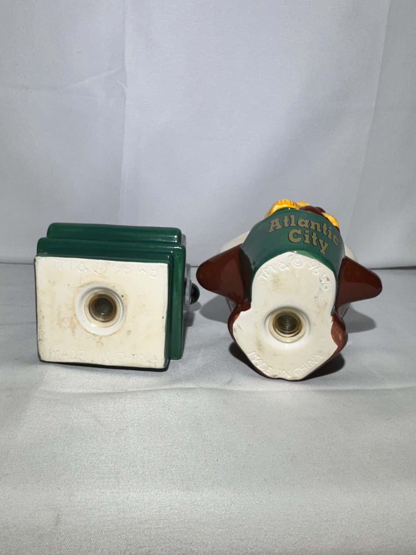 Taz and Slot Machine- salt & pepper- Atlantic City -Looney Tunes-Warner Brothers