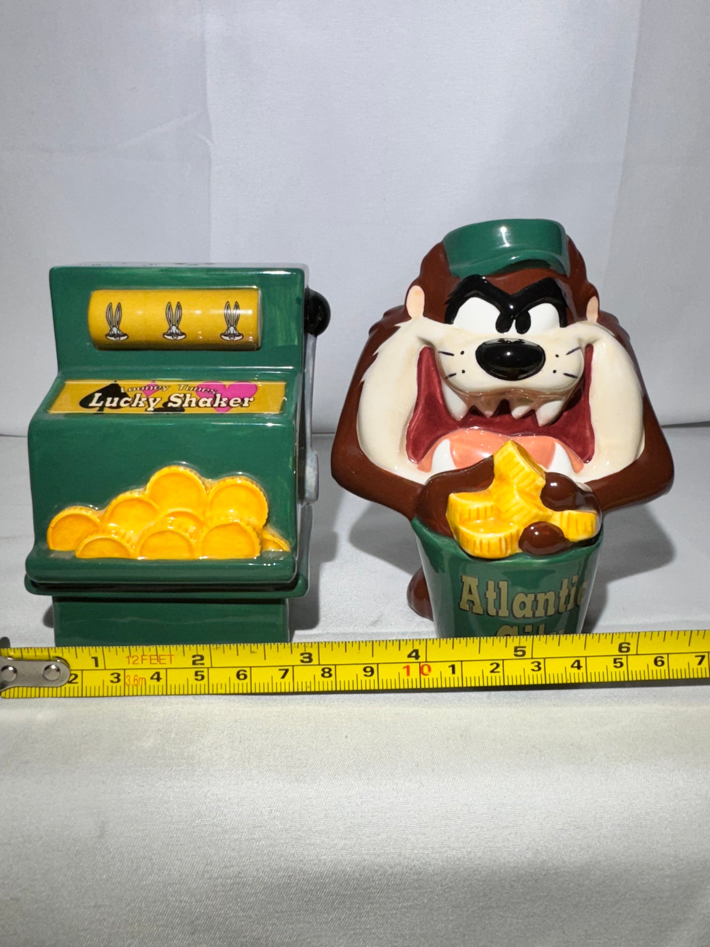 Taz and Slot Machine- salt & pepper- Atlantic City -Looney Tunes-Warner Brothers