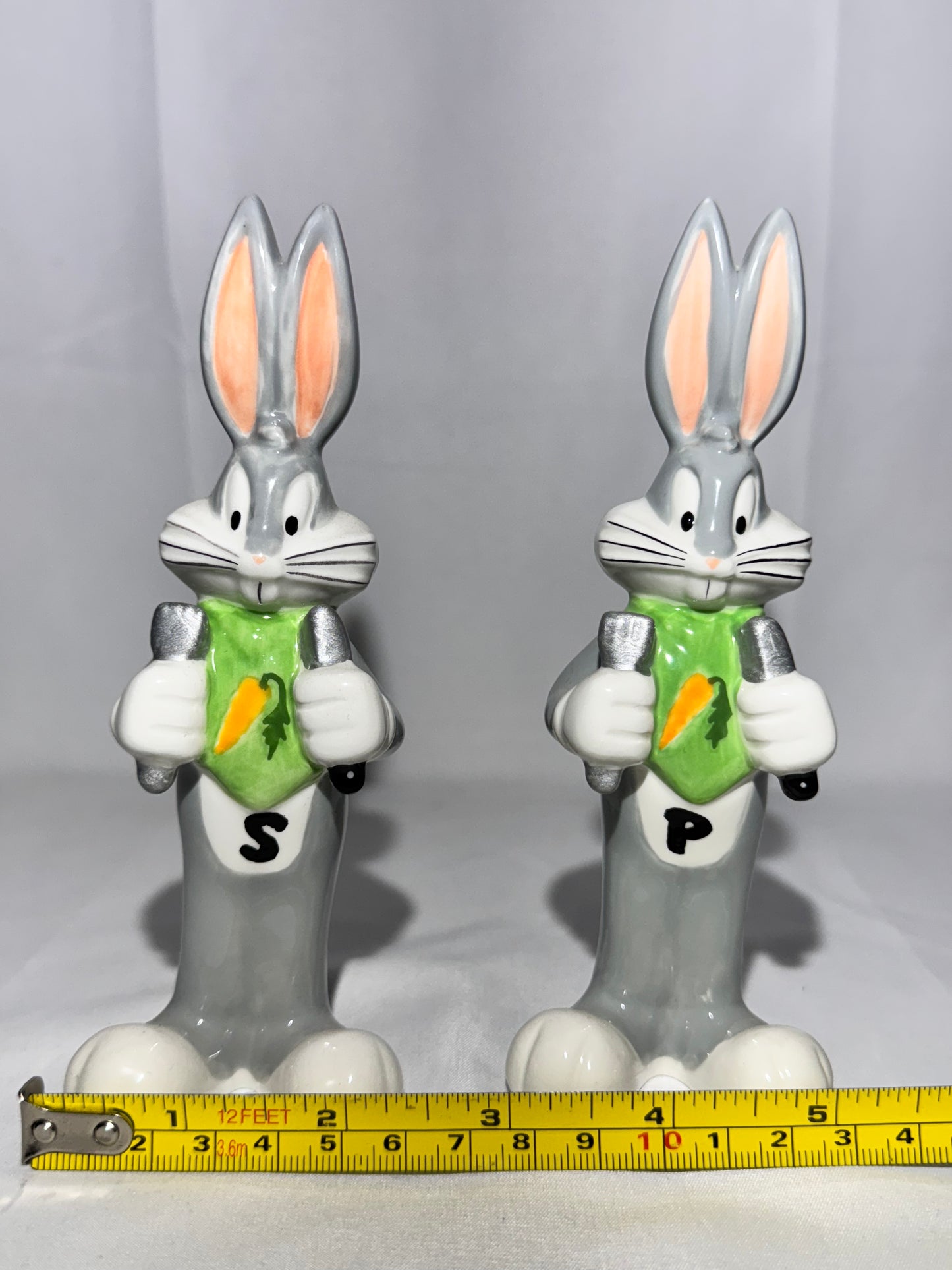 Bugs Bunny Salt & Pepper Shakers – Warner Brothers 1998 -Looney Tunes