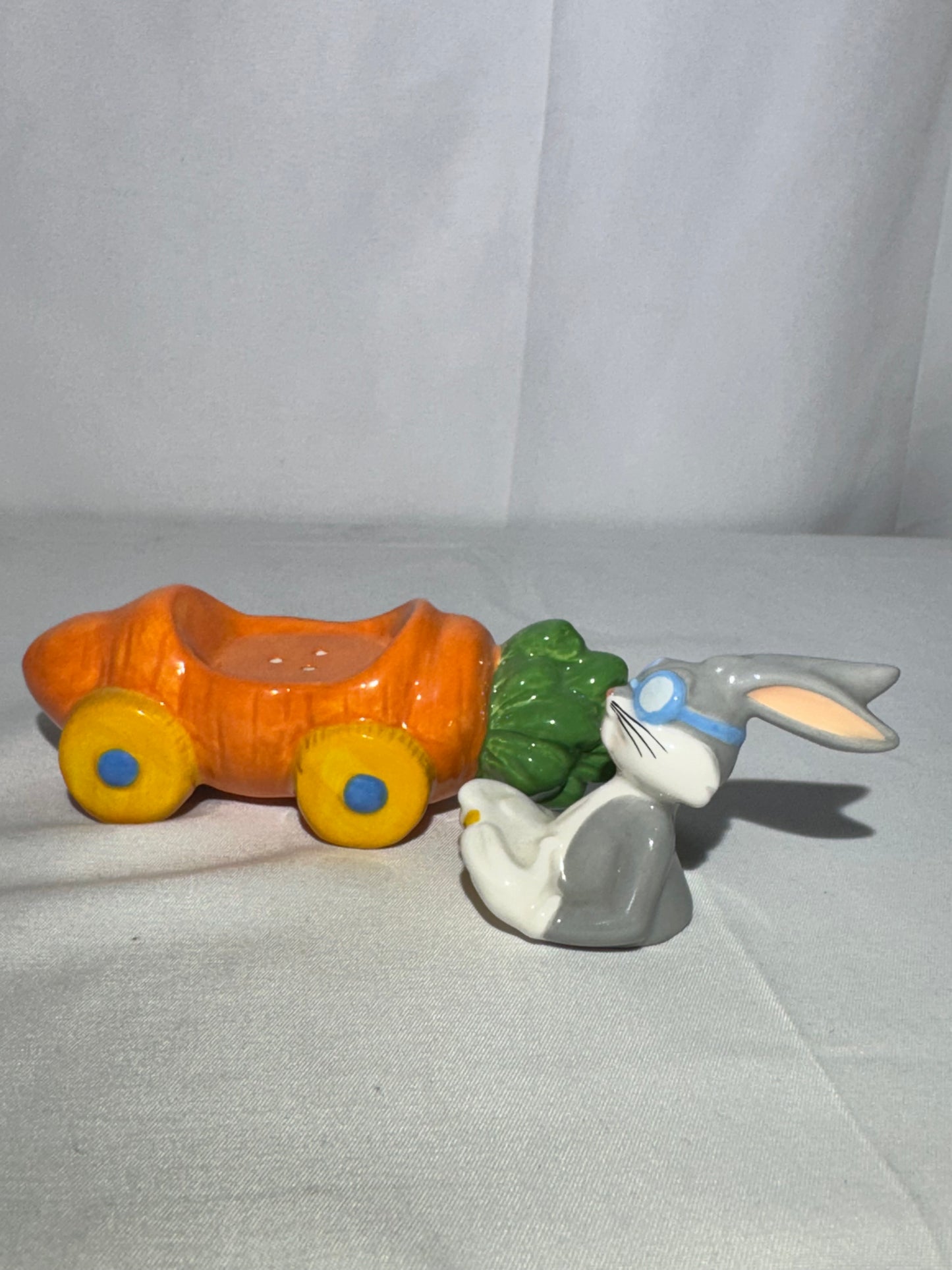 Bugs Bunny & Carrot Car Salt & Pepper Shakers – Warner Brothers- Looney Tunes