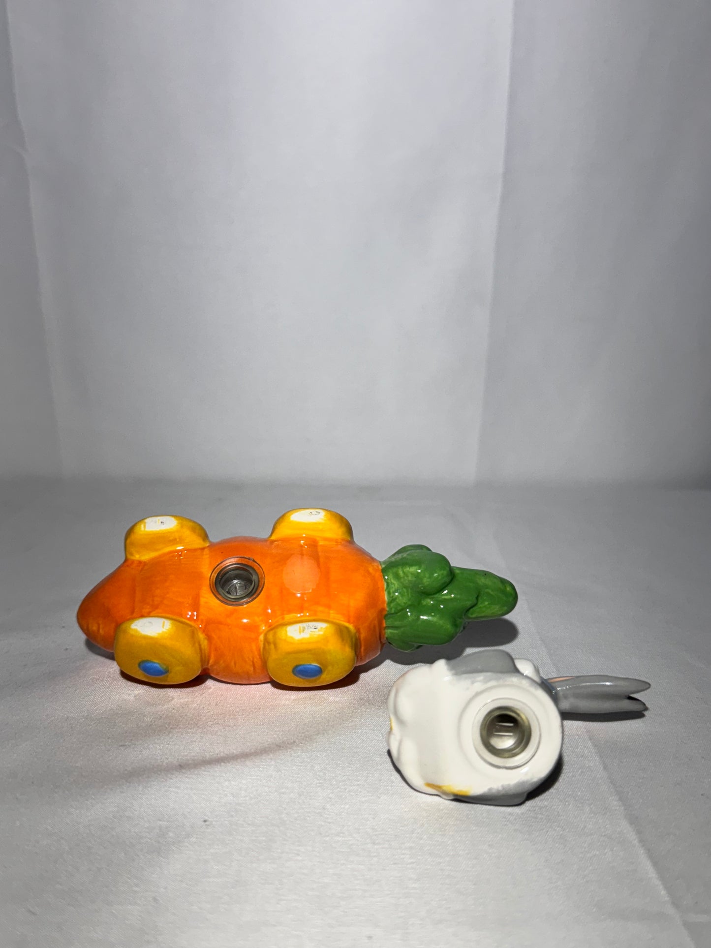 Bugs Bunny & Carrot Car Salt & Pepper Shakers – Warner Brothers- Looney Tunes
