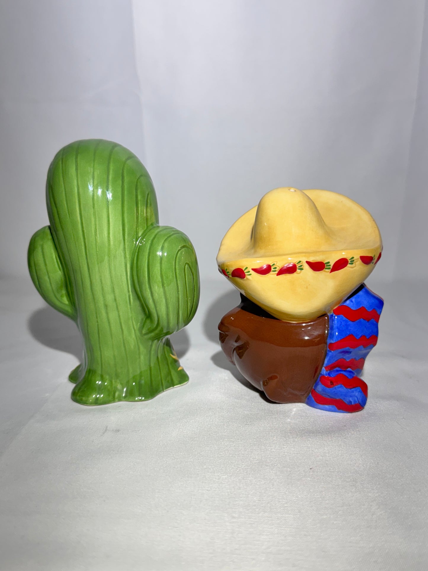 Taz Salt & Pepper Shaker – 1997 Warner Brothers- Looney Tunes