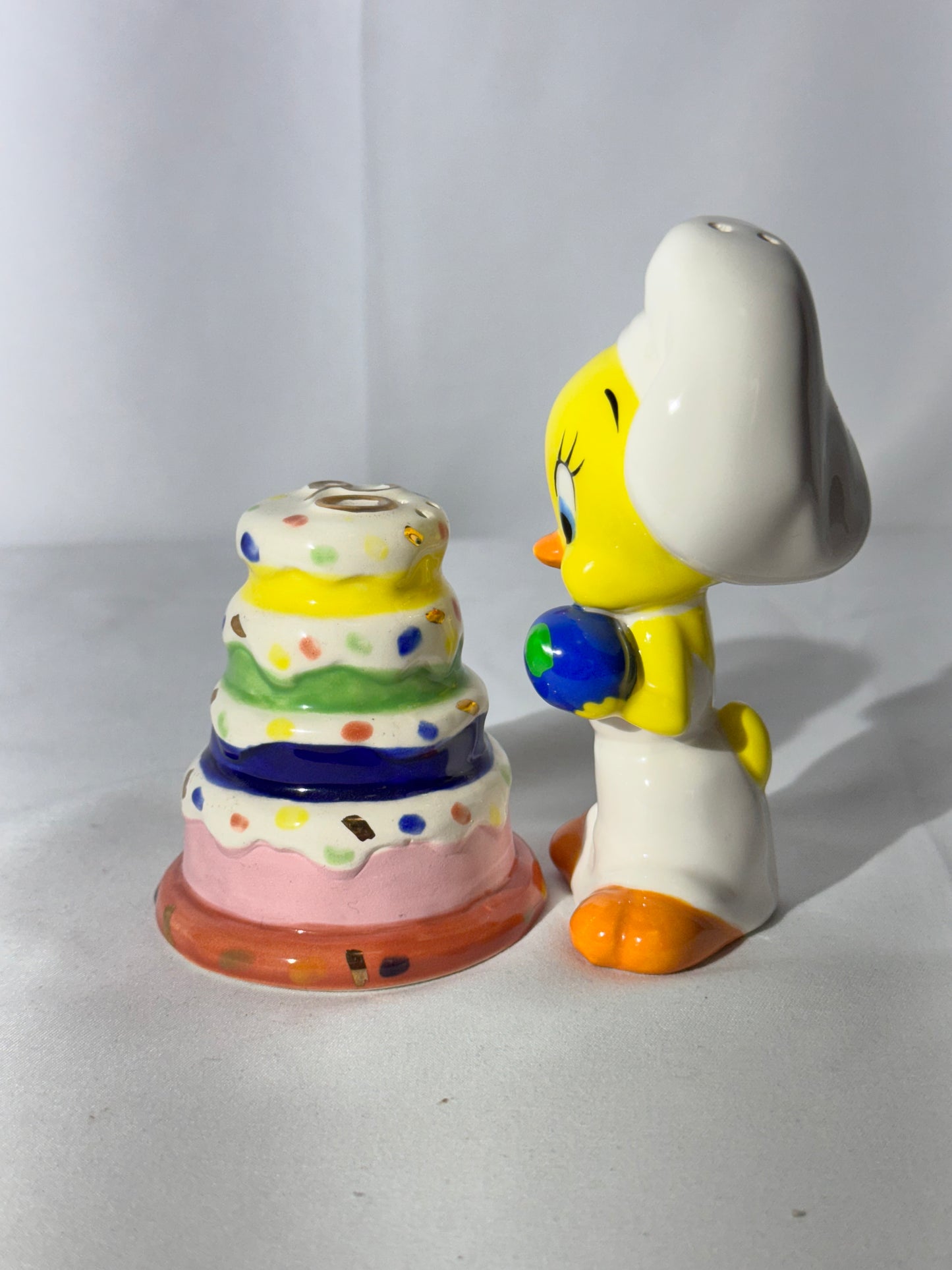 Vintage 1997 Warner Brothers Looney Tunes Salt & Pepper Shakers – Tweety & Birthday Cake Set