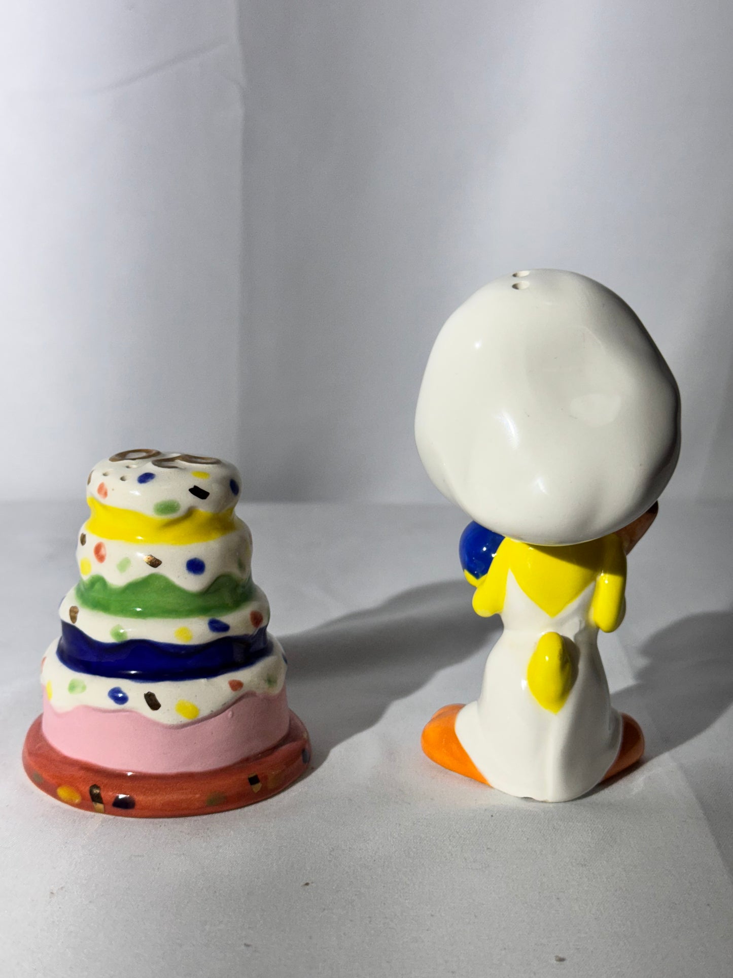 Vintage 1997 Warner Brothers Looney Tunes Salt & Pepper Shakers – Tweety & Birthday Cake Set