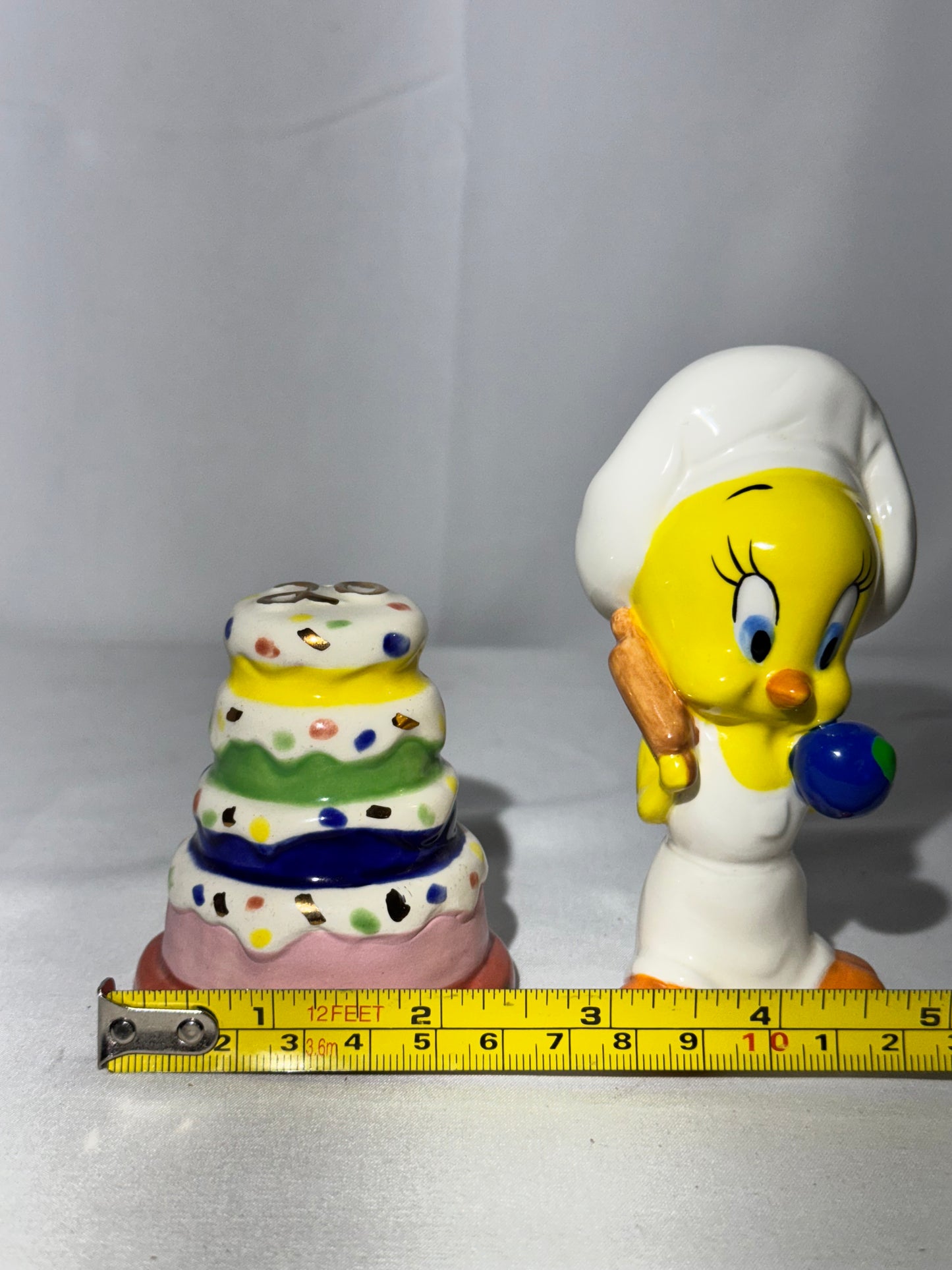Vintage 1997 Warner Brothers Looney Tunes Salt & Pepper Shakers – Tweety & Birthday Cake Set