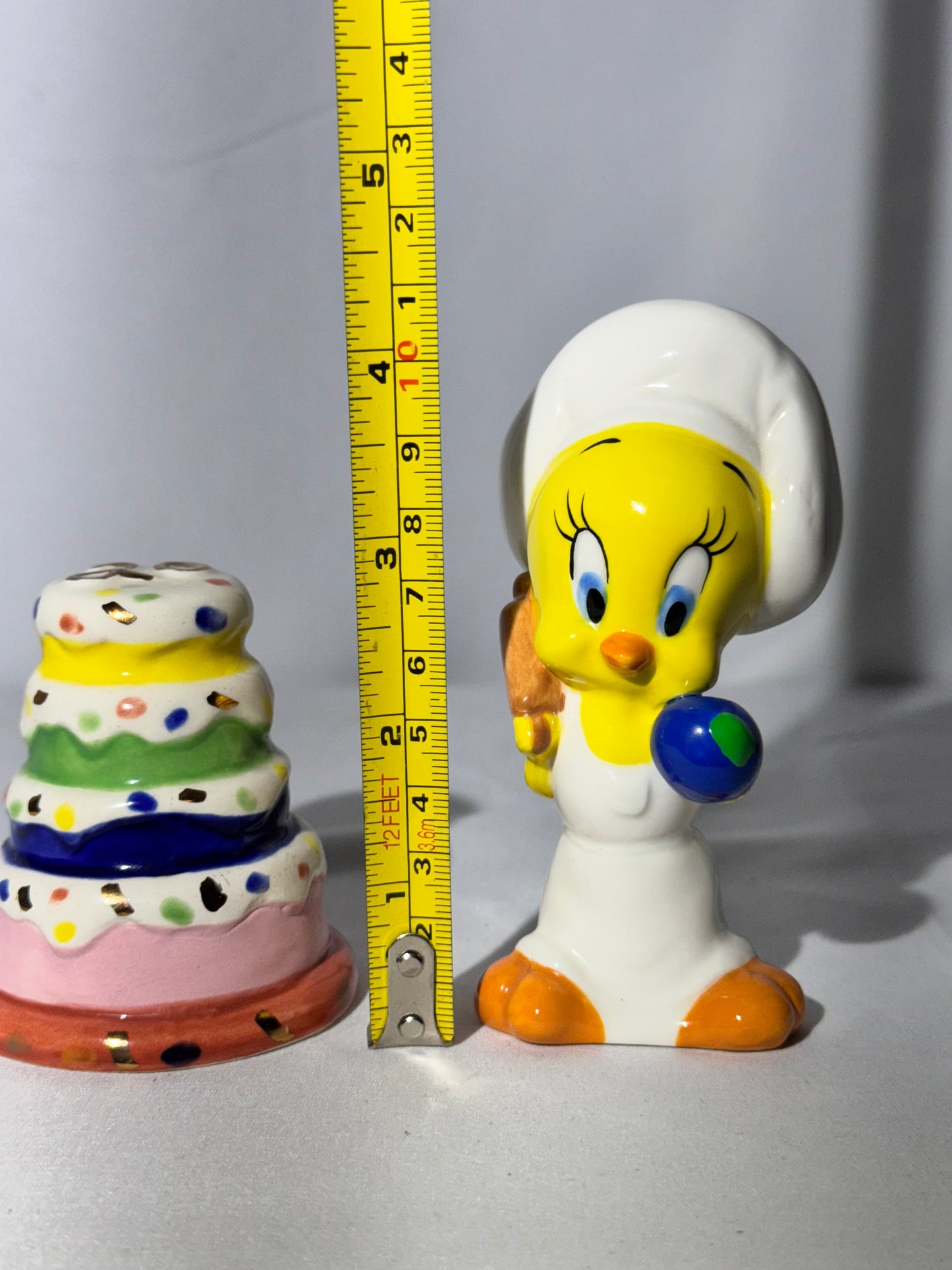 Vintage 1997 Warner Brothers Looney Tunes Salt & Pepper Shakers – Tweety & Birthday Cake Set