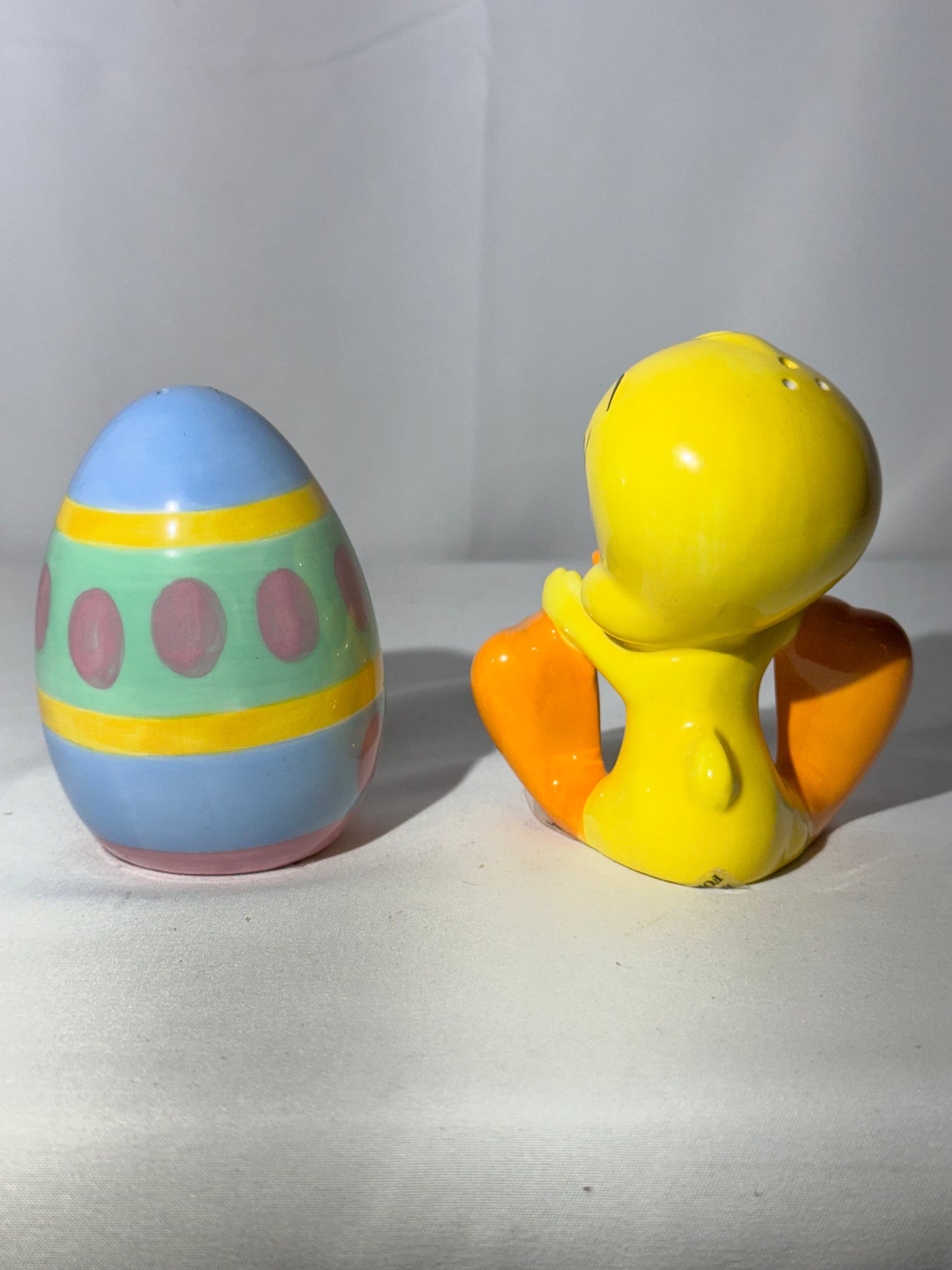 Tweety bird and Easter Egg - salt and pepper- Looney Tunes- Warner Brothers