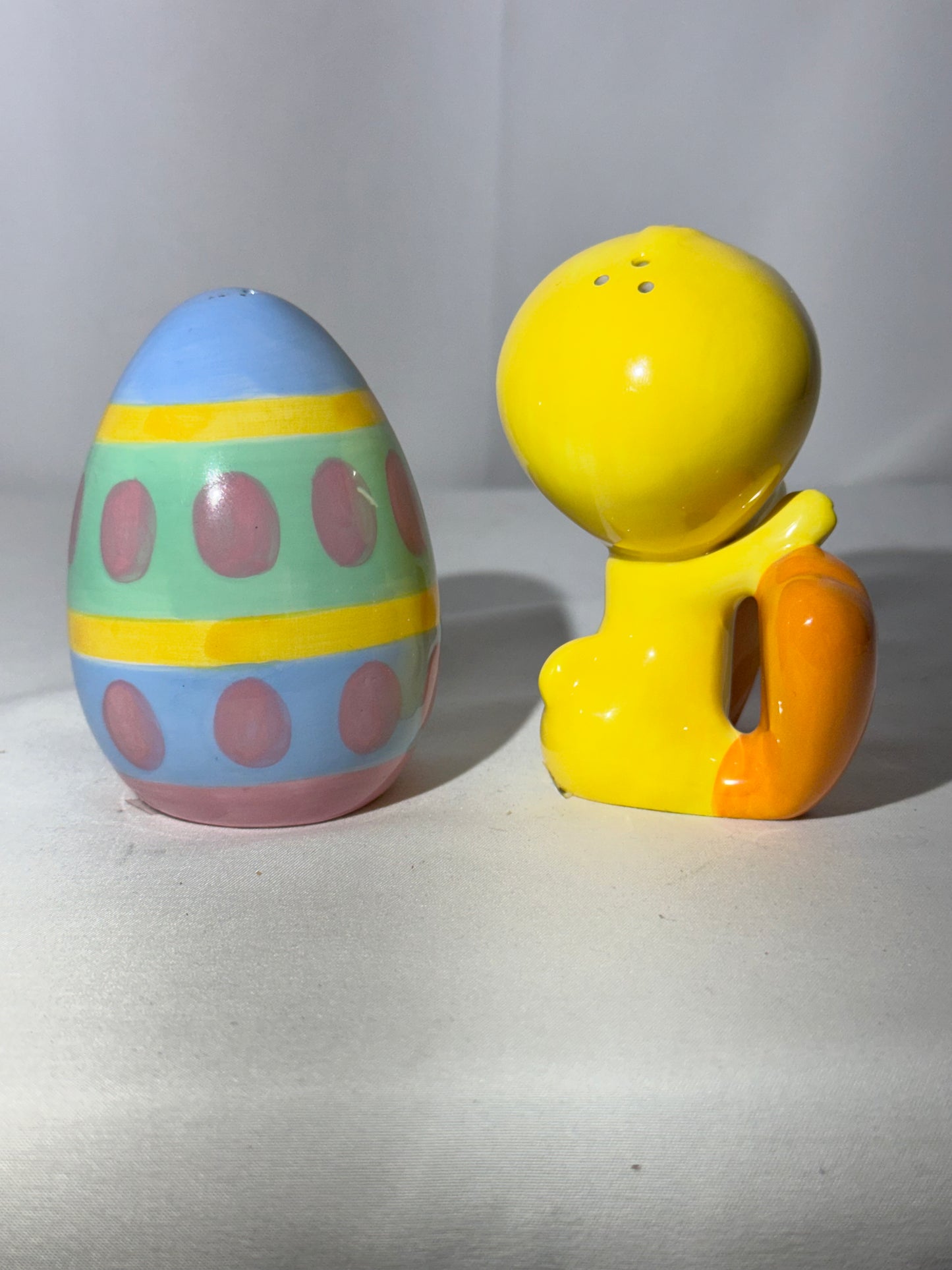 Tweety bird and Easter Egg - salt and pepper- Looney Tunes- Warner Brothers