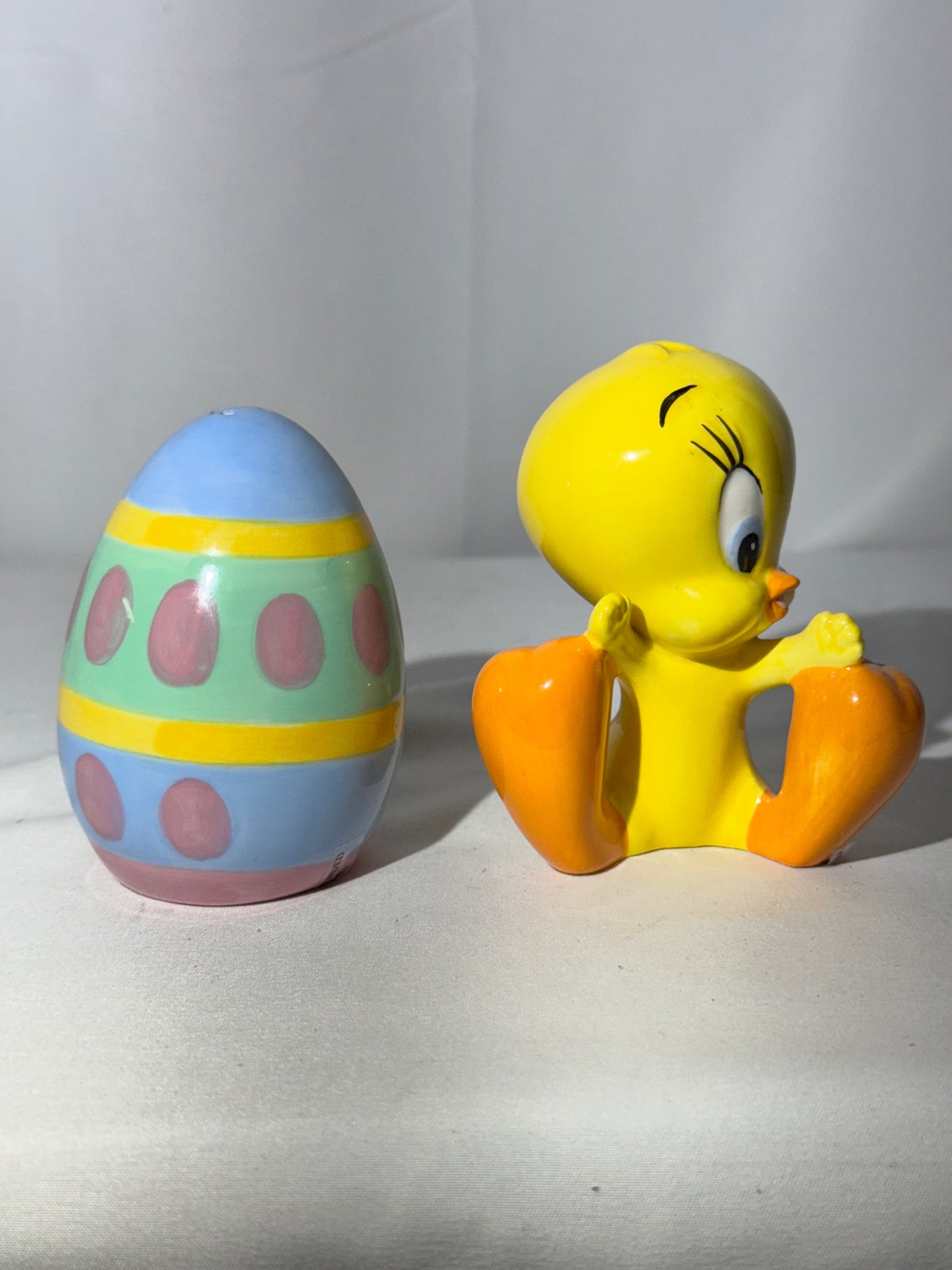 Tweety bird and Easter Egg - salt and pepper- Looney Tunes- Warner Brothers
