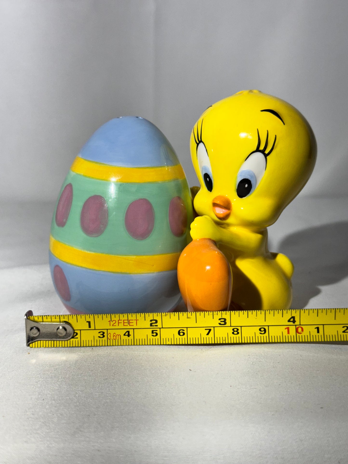 Tweety bird and Easter Egg - salt and pepper- Looney Tunes- Warner Brothers