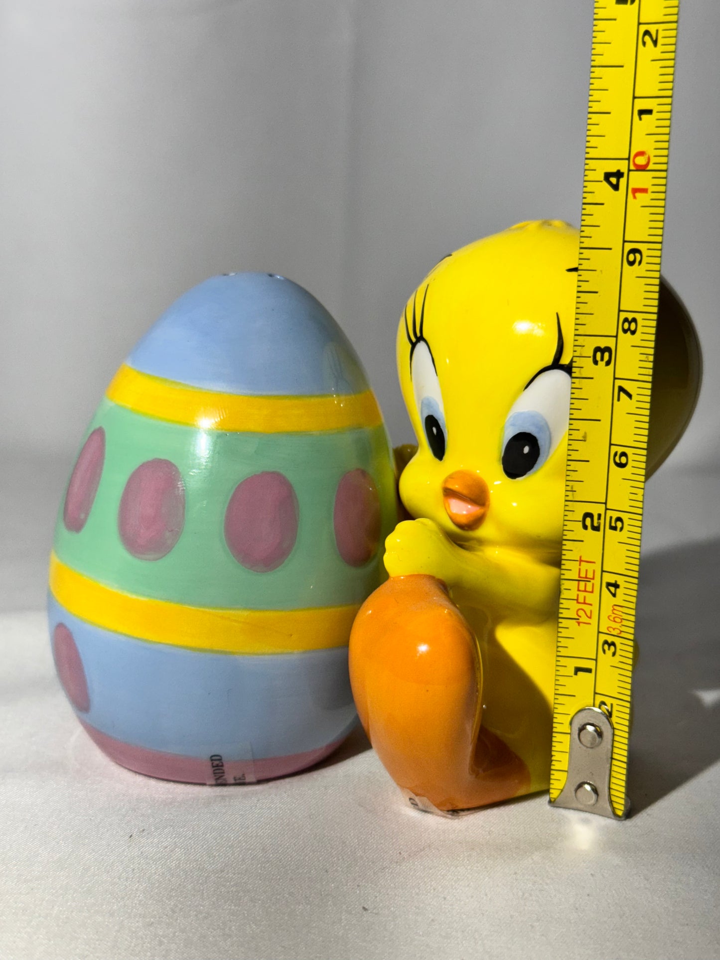Tweety bird and Easter Egg - salt and pepper- Looney Tunes- Warner Brothers