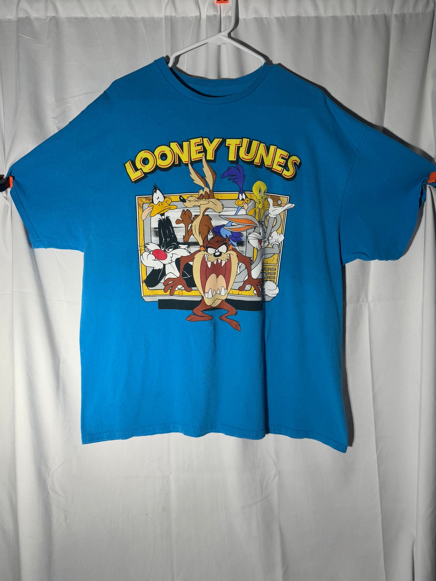 Graphic T-shirt - Looney Tunes- Daffy Duck , Wile E . Coyote, Roadrunner, Tweety, Sylvester, Taz and Bugs bunny- Blue shirt