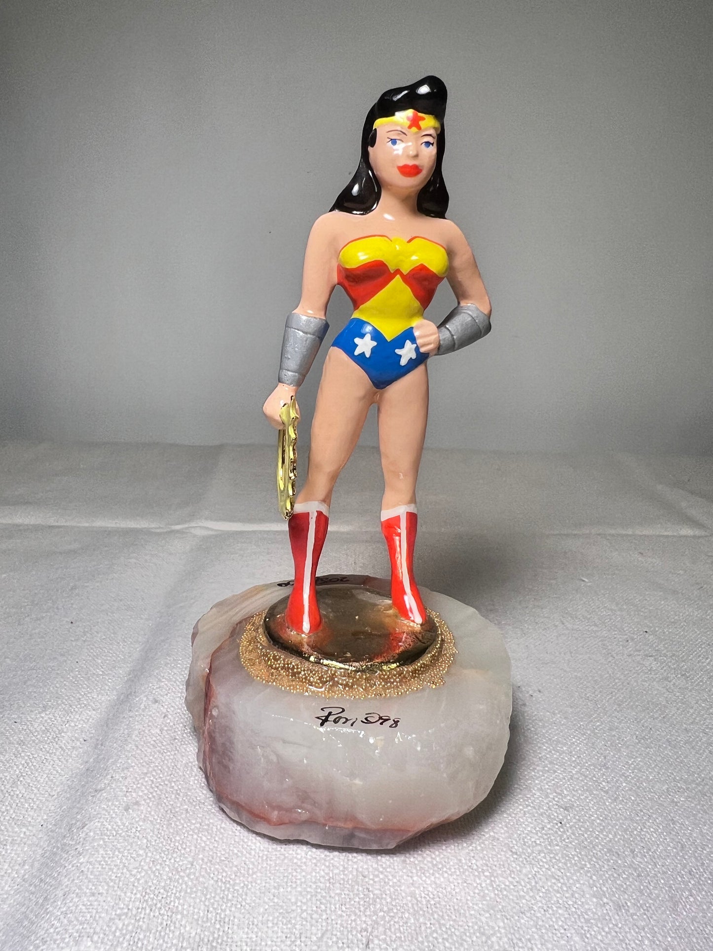 Ron Lee - wonder woman- 5” statue-signed and numbered 205/2500-1998 – superheroes – Warner Brothers - DC Comics- stone base