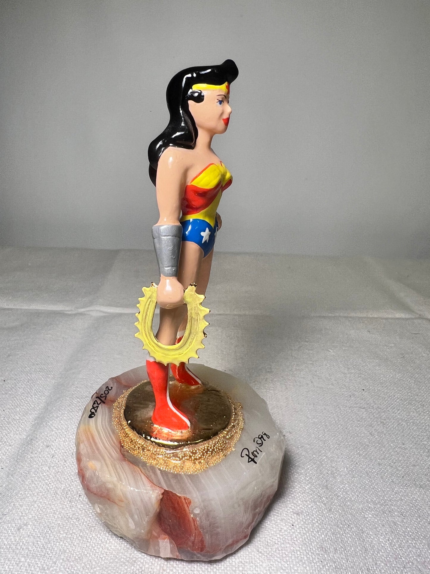Ron Lee - wonder woman- 5” statue-signed and numbered 205/2500-1998 – superheroes – Warner Brothers - DC Comics- stone base
