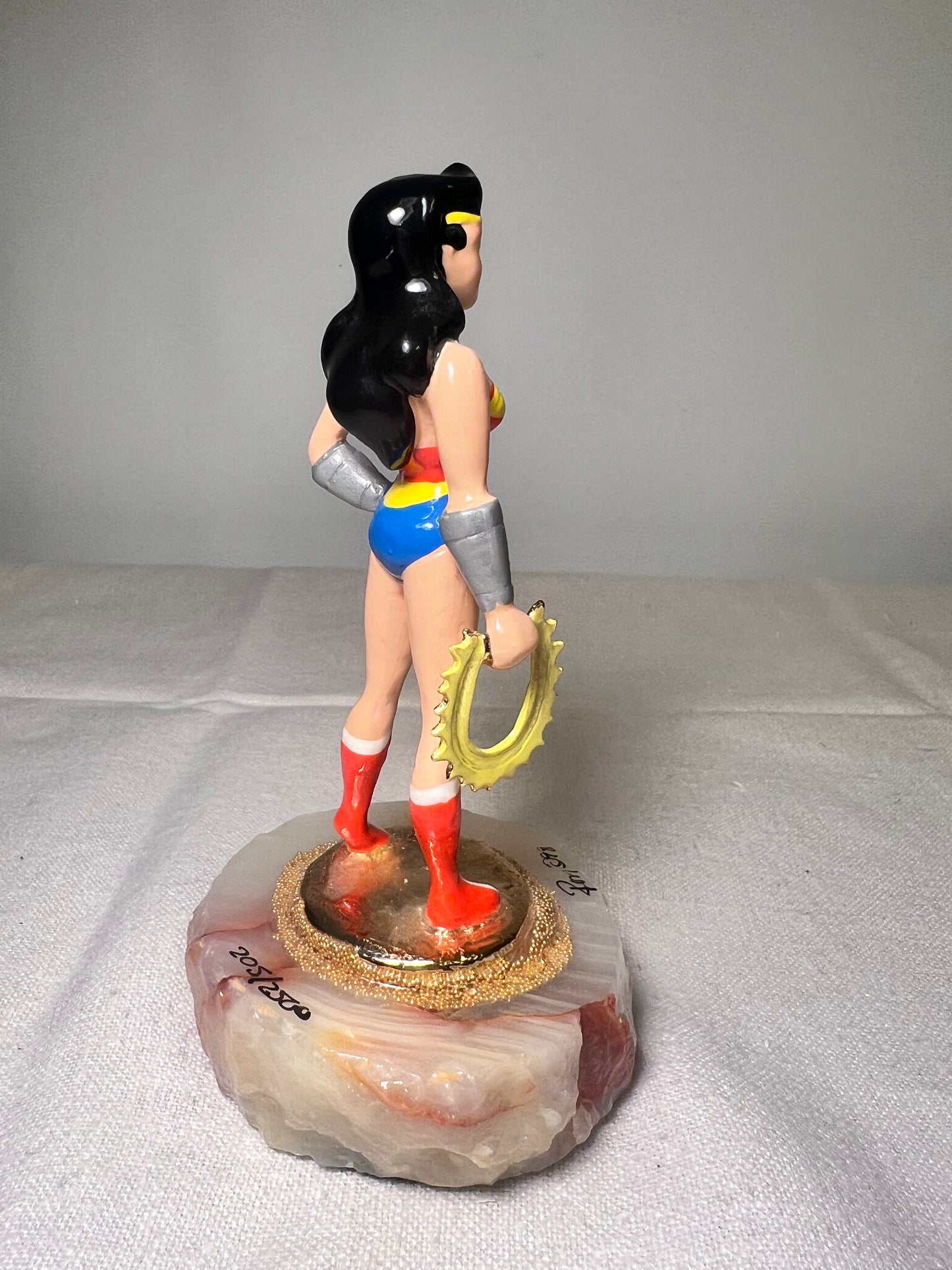 Ron Lee - wonder woman- 5” statue-signed and numbered 205/2500-1998 – superheroes – Warner Brothers - DC Comics- stone base