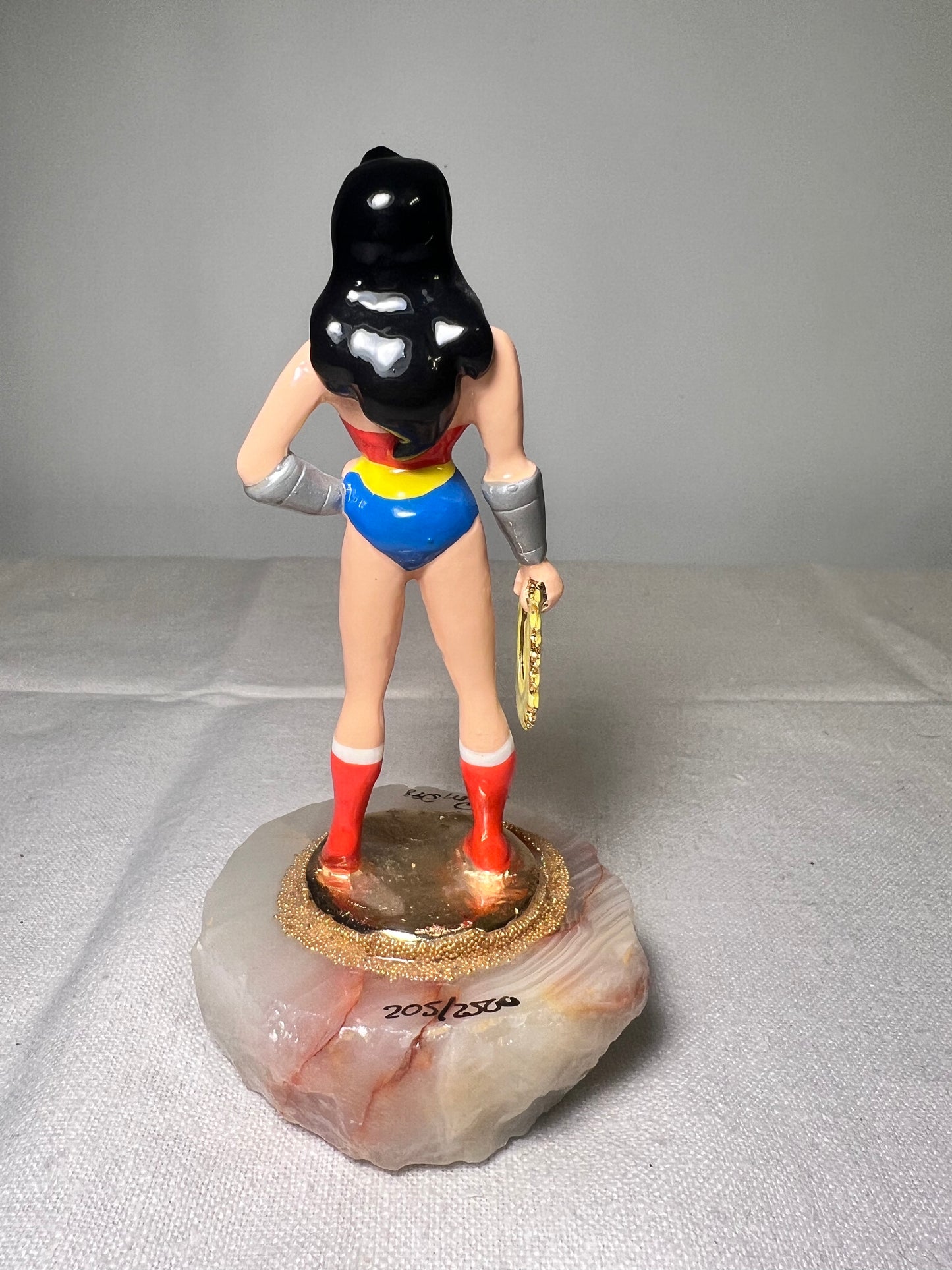 Ron Lee - wonder woman- 5” statue-signed and numbered 205/2500-1998 – superheroes – Warner Brothers - DC Comics- stone base