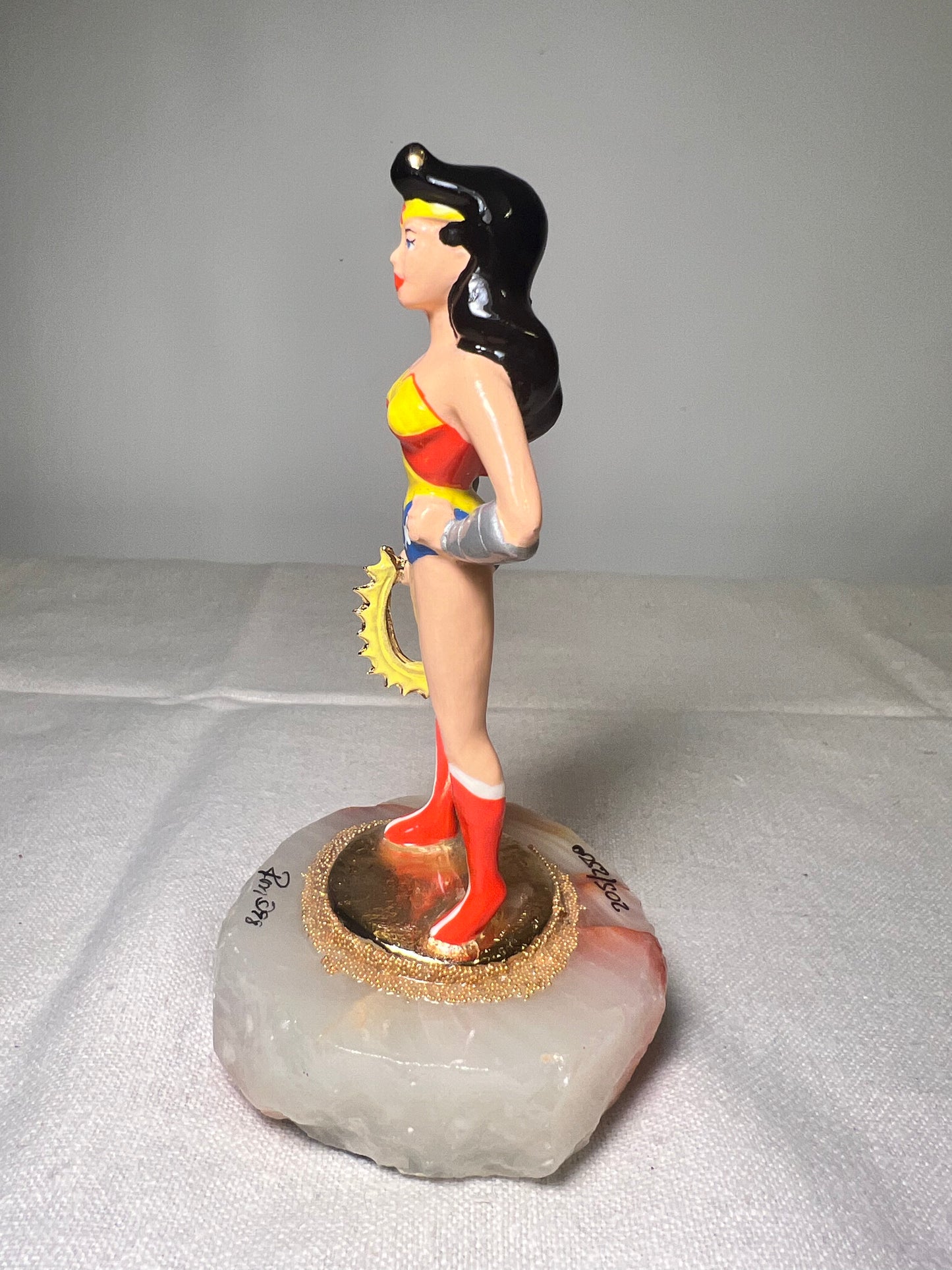 Ron Lee - wonder woman- 5” statue-signed and numbered 205/2500-1998 – superheroes – Warner Brothers - DC Comics- stone base