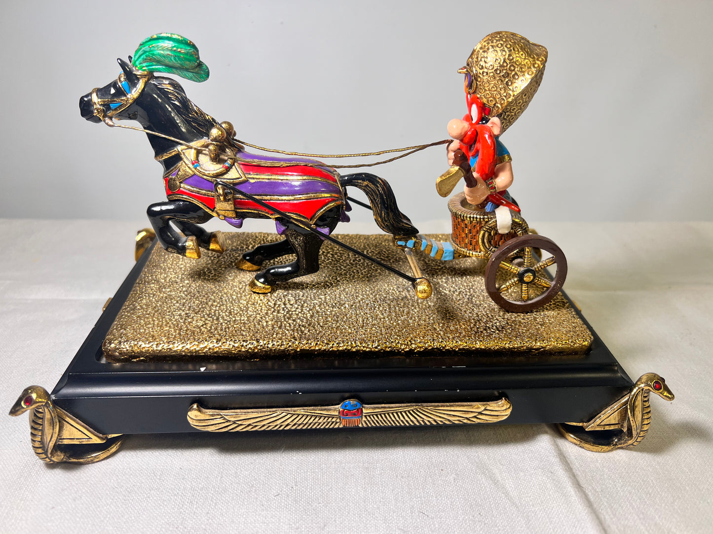 Ron Lee- Egyptian Yosemite Sam-chariot Carried by a horse- Signed a numbered 145 backlash 500–1994-looney Tunes – Warner Brothers 