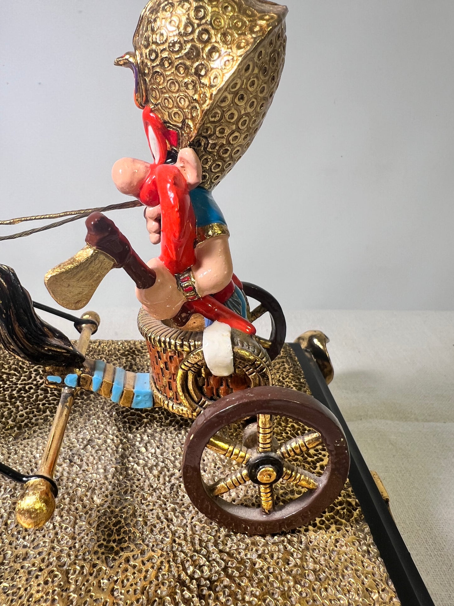 Ron Lee- Egyptian Yosemite Sam-chariot Carried by a horse- Signed a numbered 145 backlash 500–1994-looney Tunes – Warner Brothers 