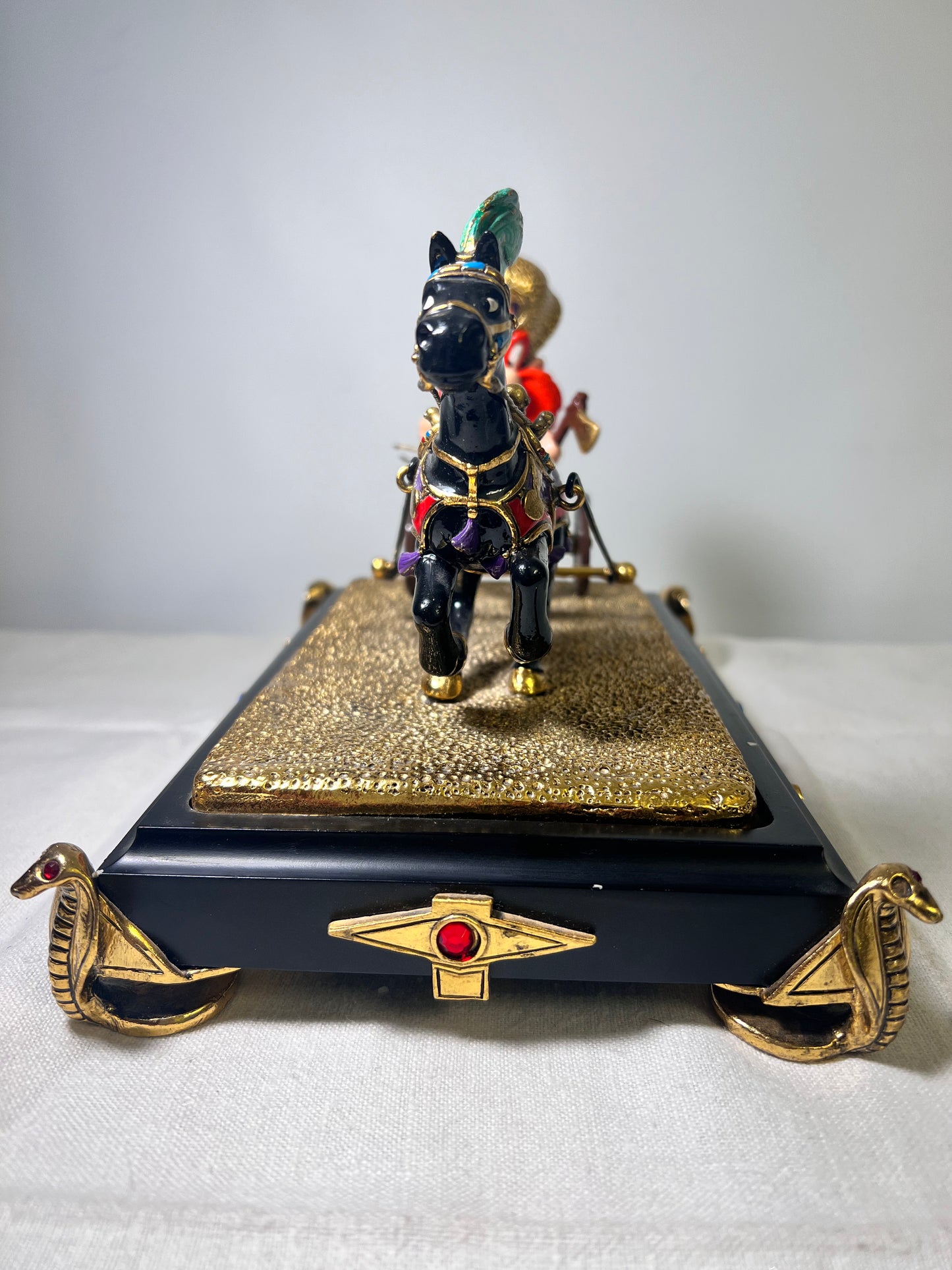 Ron Lee- Egyptian Yosemite Sam-chariot Carried by a horse- Signed a numbered 145 backlash 500–1994-looney Tunes – Warner Brothers 