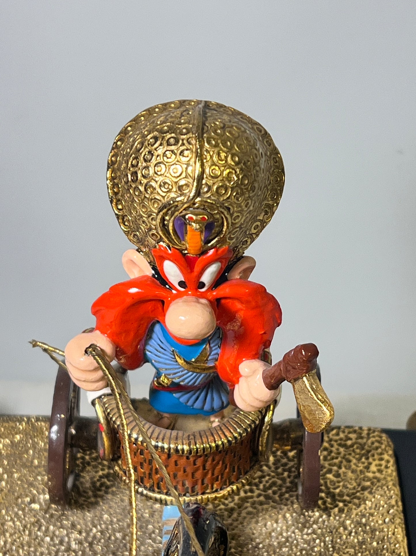 Ron Lee- Egyptian Yosemite Sam-chariot Carried by a horse- Signed a numbered 145 backlash 500–1994-looney Tunes – Warner Brothers 