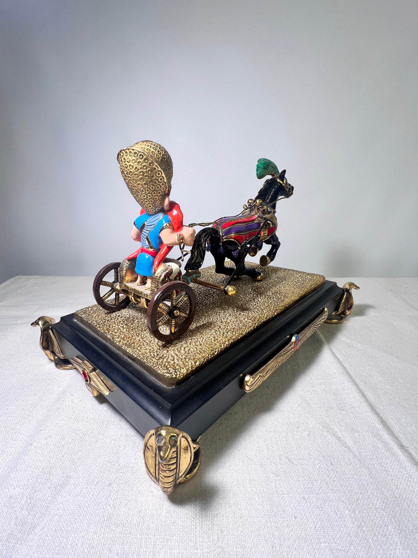 Ron Lee- Egyptian Yosemite Sam-chariot Carried by a horse- Signed a numbered 145 backlash 500–1994-looney Tunes – Warner Brothers 