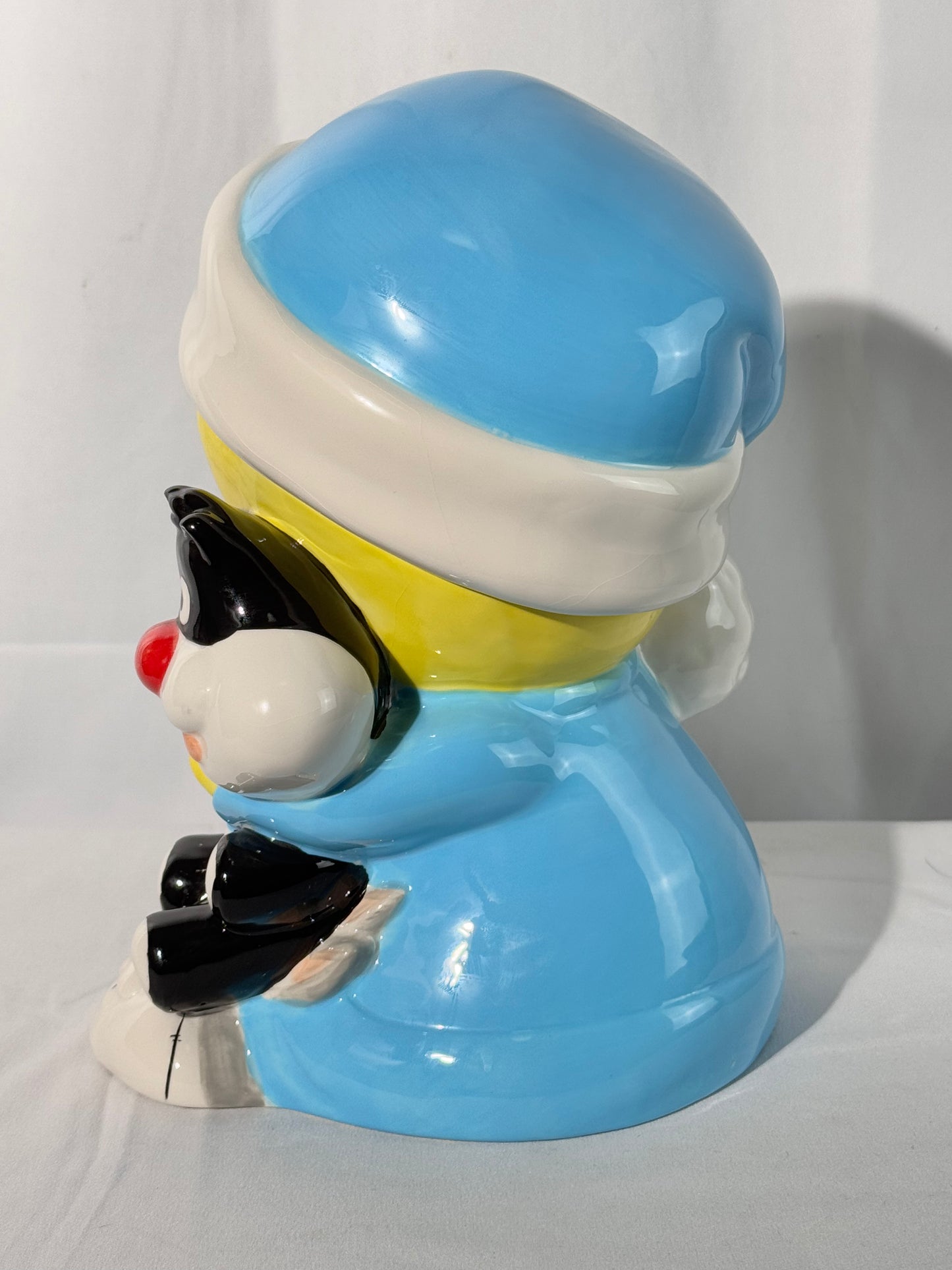 Tweety Bird Hug - 10” Cookie jar - Gibson- Looney Tunes-Warner Brothers