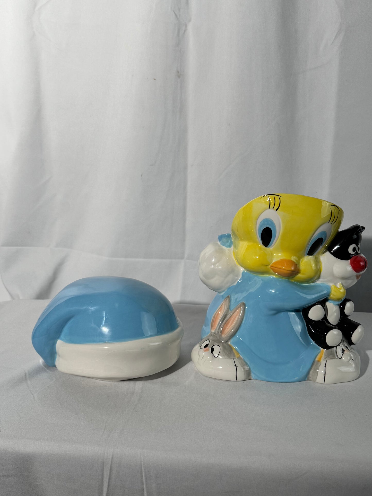 Tweety Bird Hug - 10” Cookie jar - Gibson- Looney Tunes-Warner Brothers