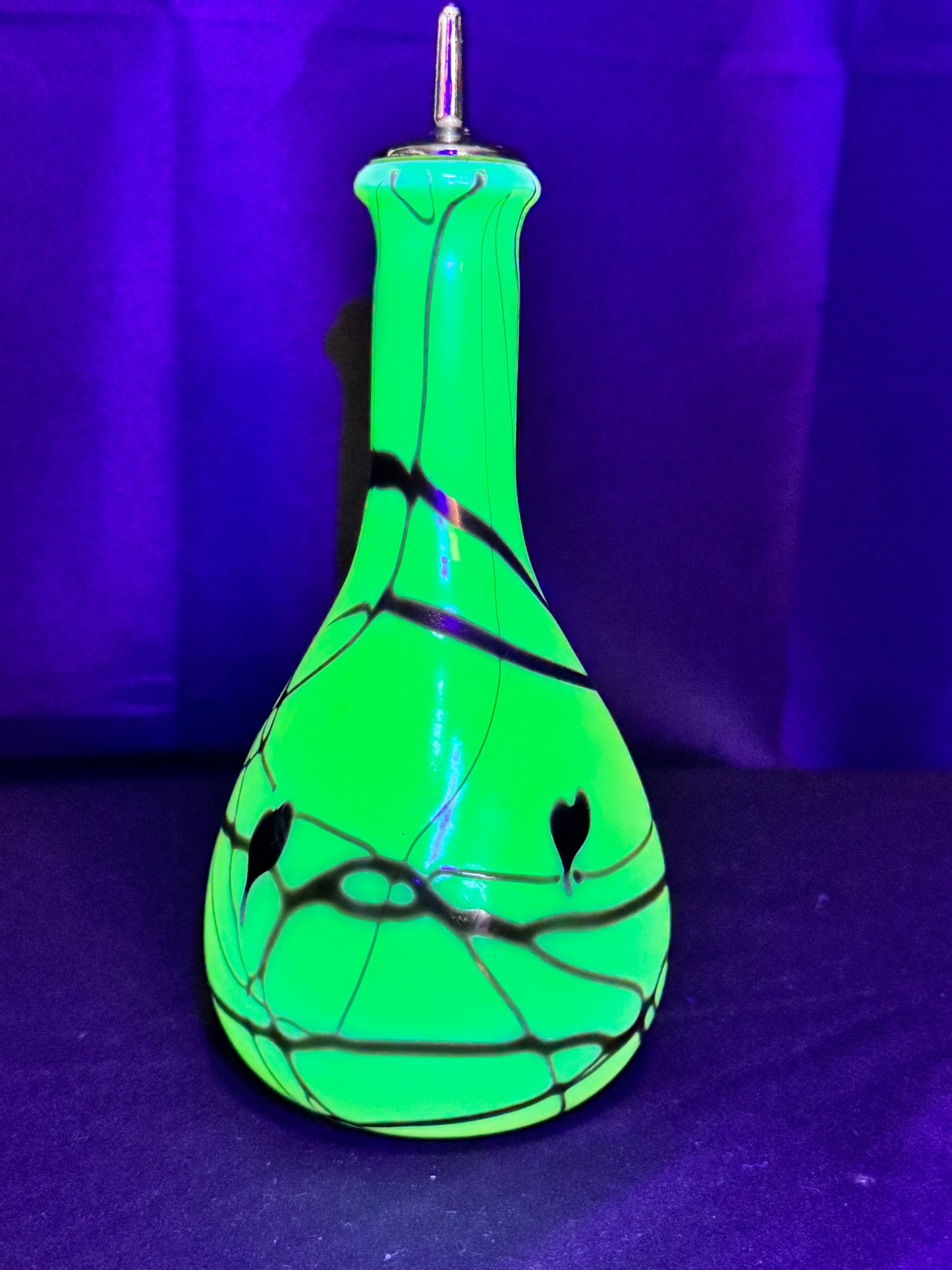 Uranium Fenton Barber Bottle – Hanging Hearts