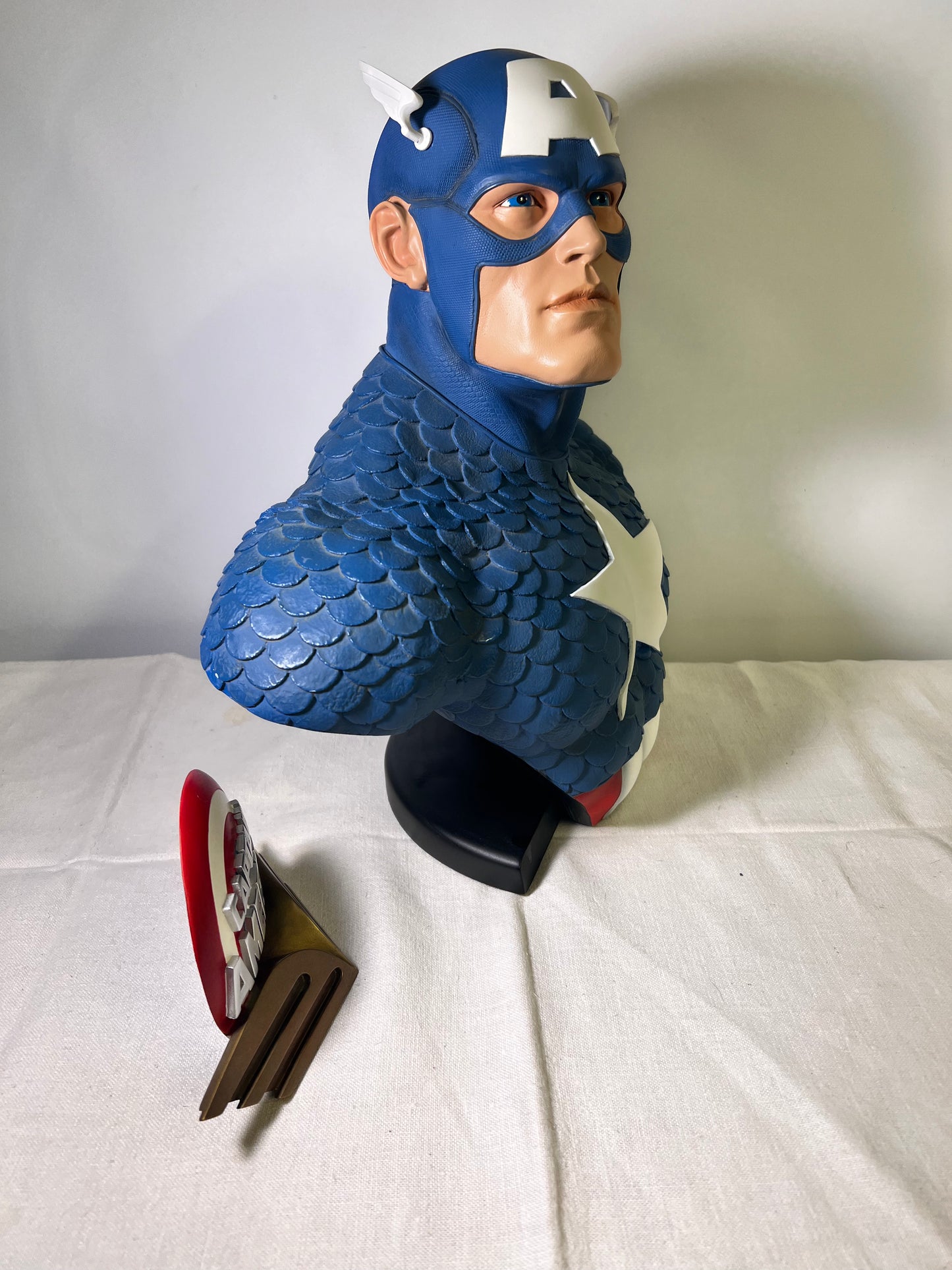 Captain America- Sideshow Bust- # 308/400- display sign- Original Box and sipping box from sideshow