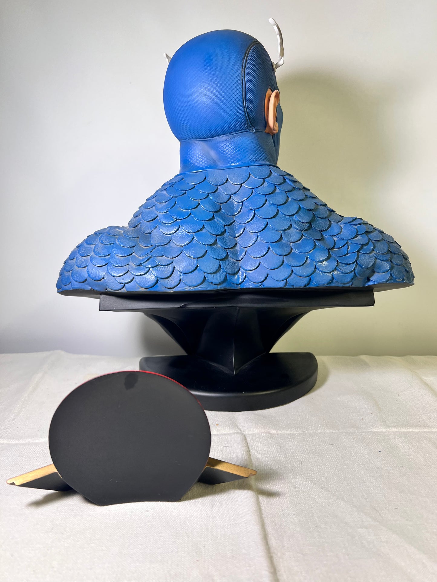 Captain America- Sideshow Bust- # 308/400- display sign- Original Box and sipping box from sideshow