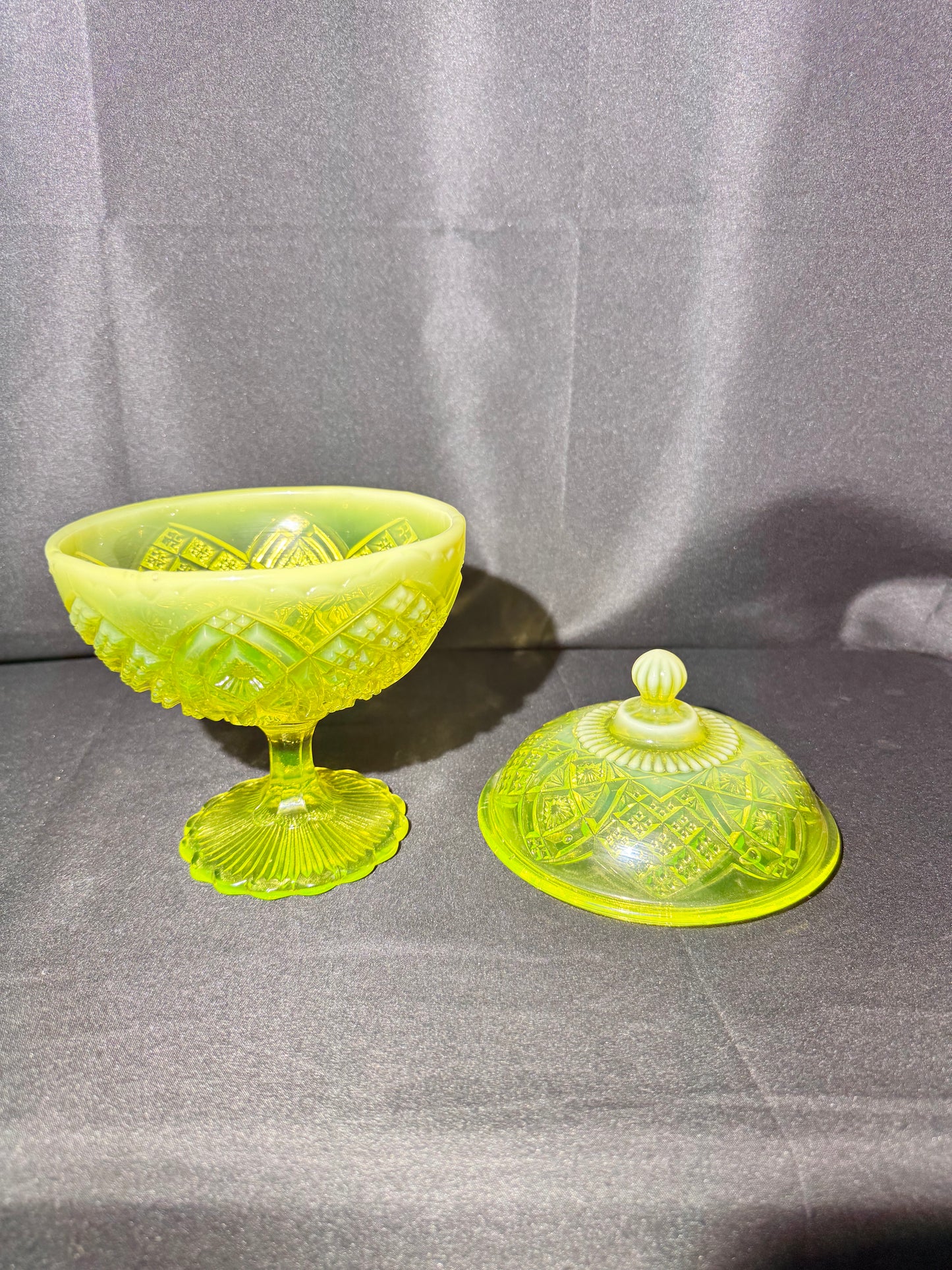 George Davidson Pearline Stemmed Basin with Cover – 1896 – Uranium Opalescent – Etched RD325539