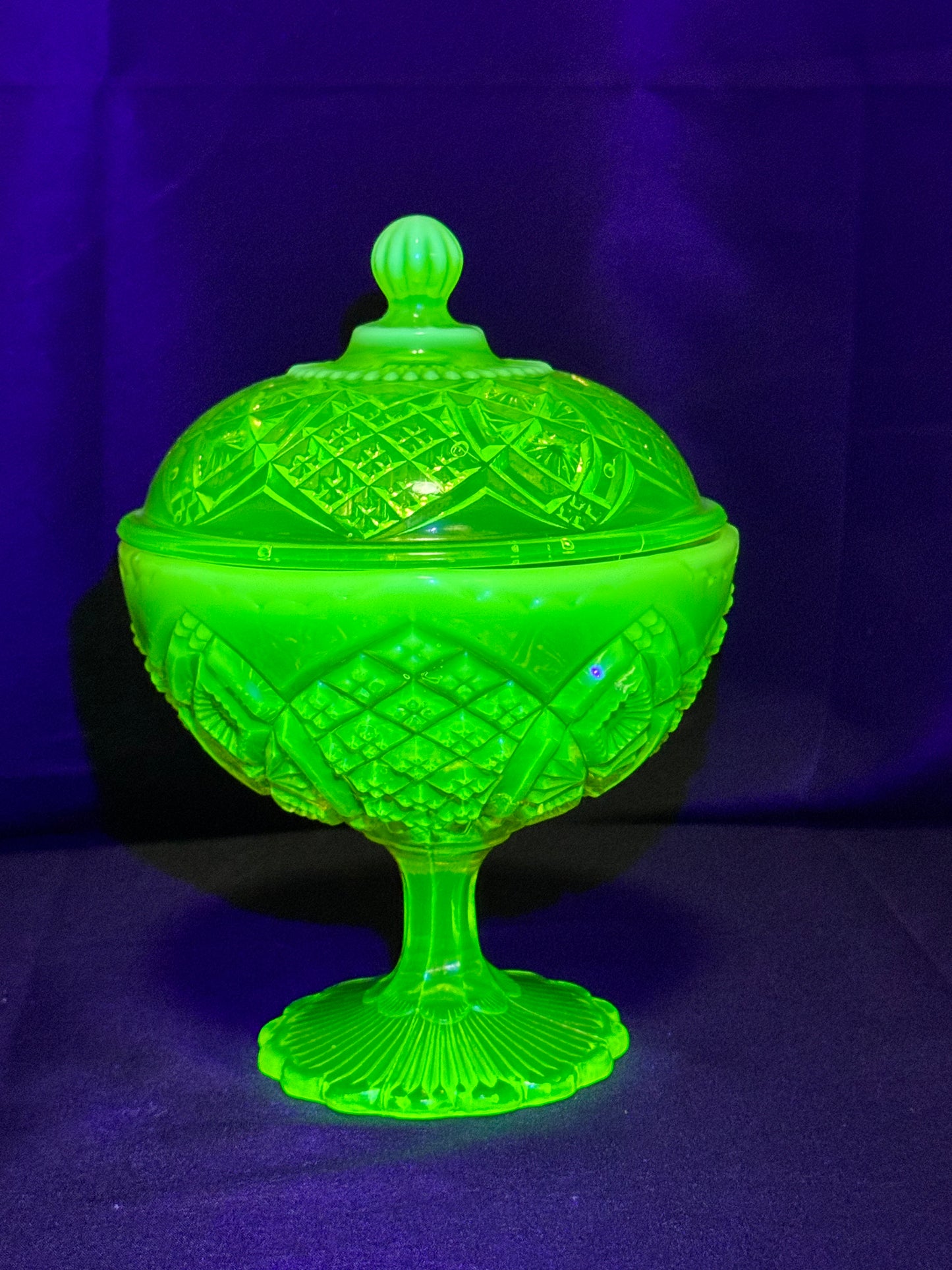 George Davidson Pearline Stemmed Basin with Cover – 1896 – Uranium Opalescent – Etched RD325539