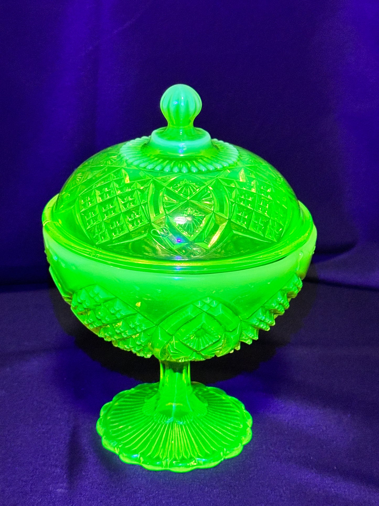 George Davidson Pearline Stemmed Basin with Cover – 1896 – Uranium Opalescent – Etched RD325539