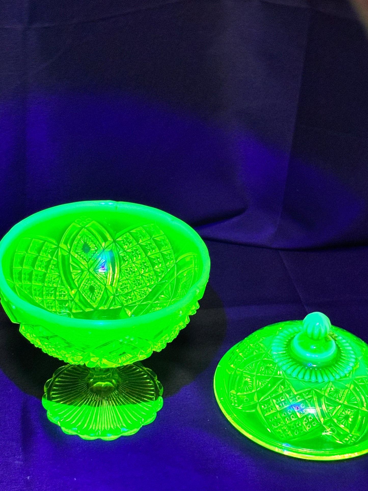 George Davidson Pearline Stemmed Basin with Cover – 1896 – Uranium Opalescent – Etched RD325539