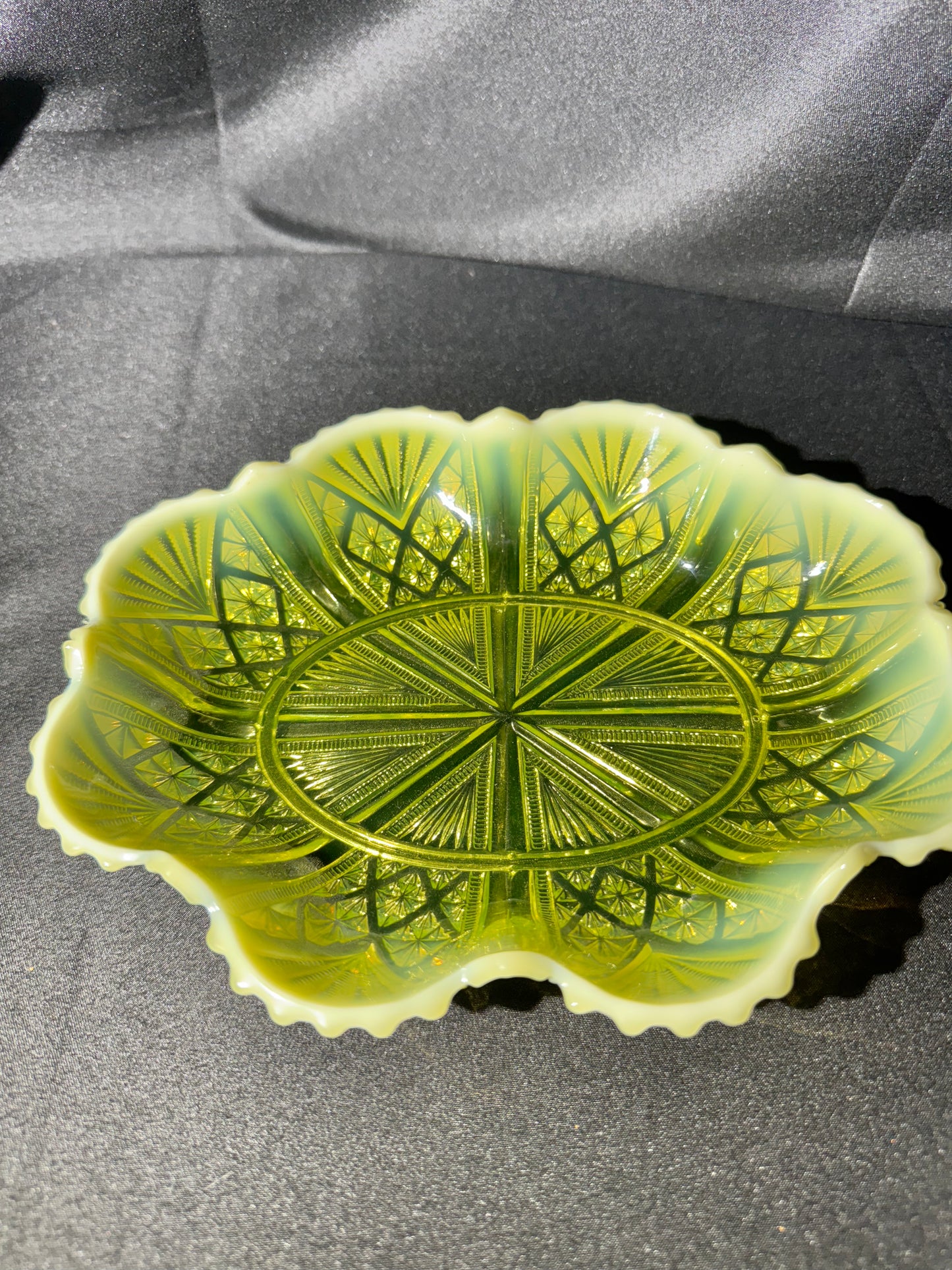George Davidson “Lords and Ladies” Uranium Opalescent 8” Primrose Pearline Serving bowl