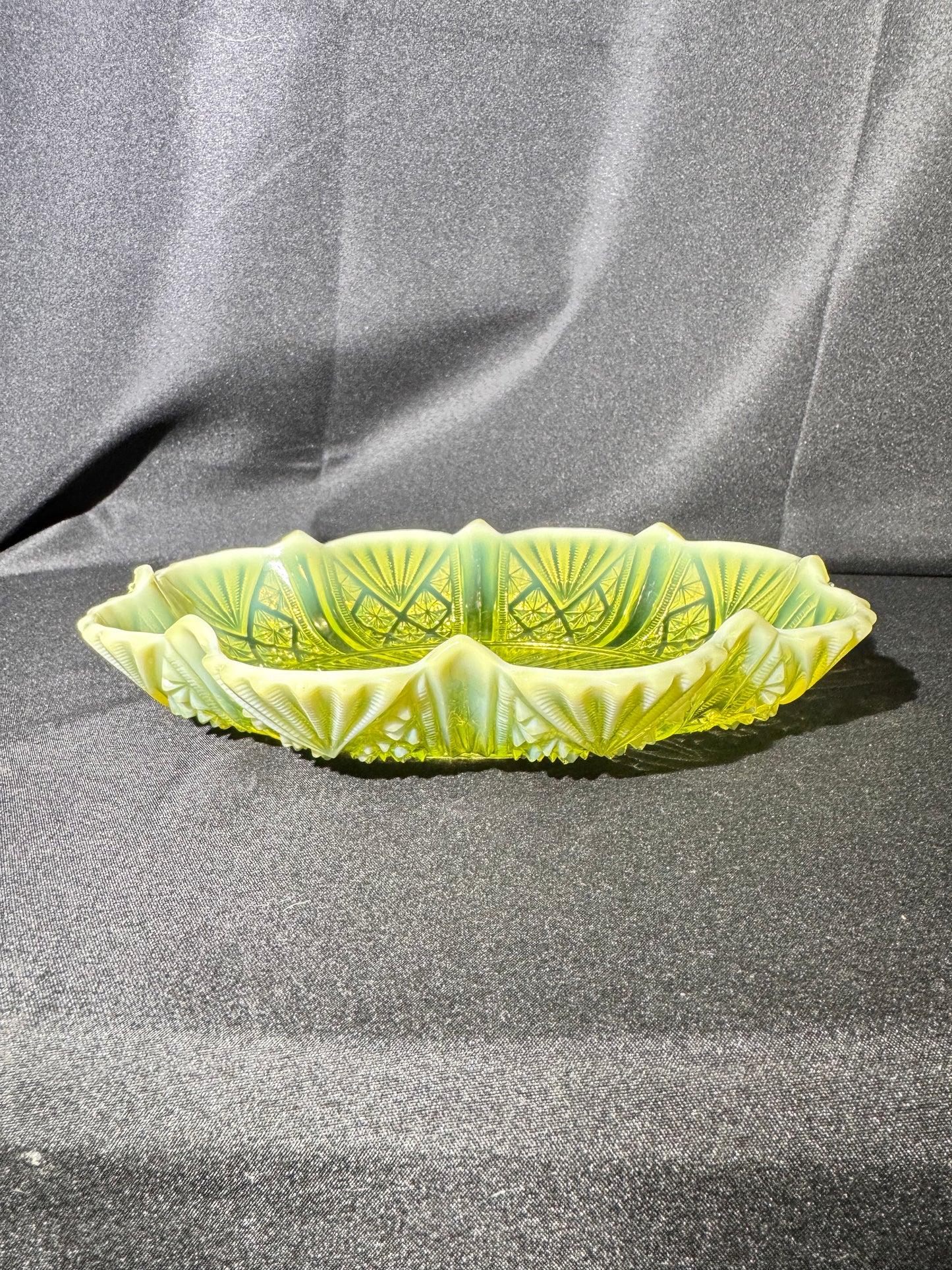George Davidson “Lords and Ladies” Uranium Opalescent 8” Primrose Pearline Serving bowl