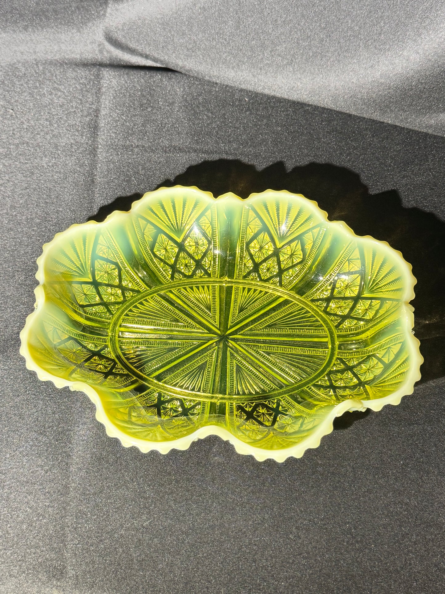George Davidson “Lords and Ladies” Uranium Opalescent 8” Primrose Pearline Serving bowl