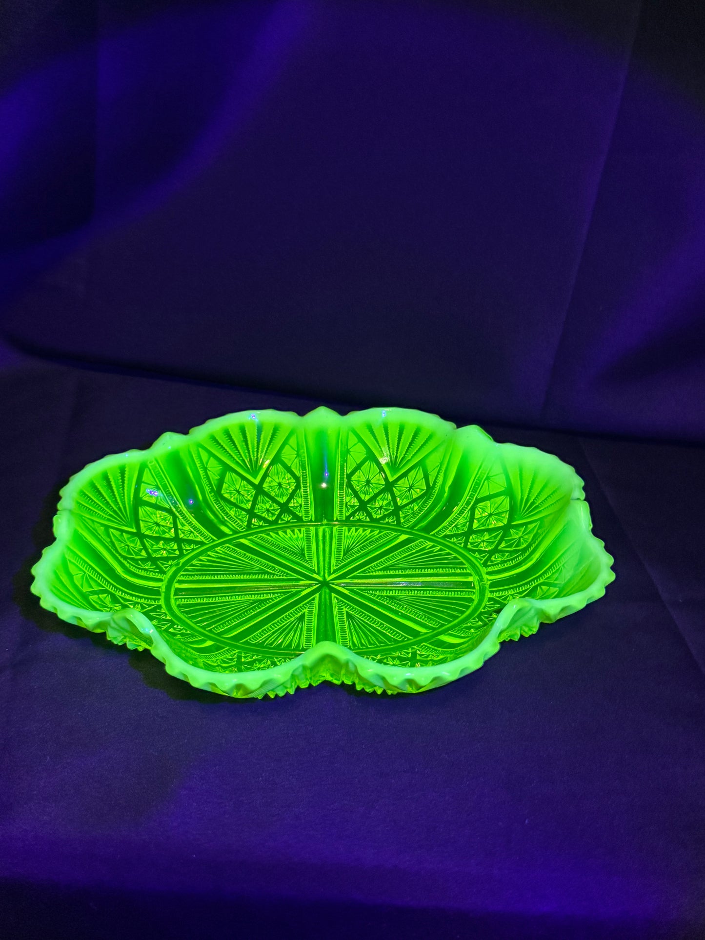 George Davidson “Lords and Ladies” Uranium Opalescent 8” Primrose Pearline Serving bowl