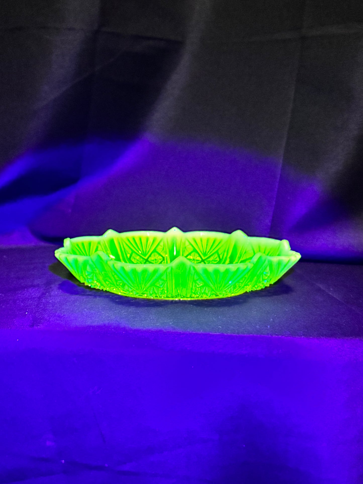 George Davidson “Lords and Ladies” Uranium Opalescent 8” Primrose Pearline Serving bowl